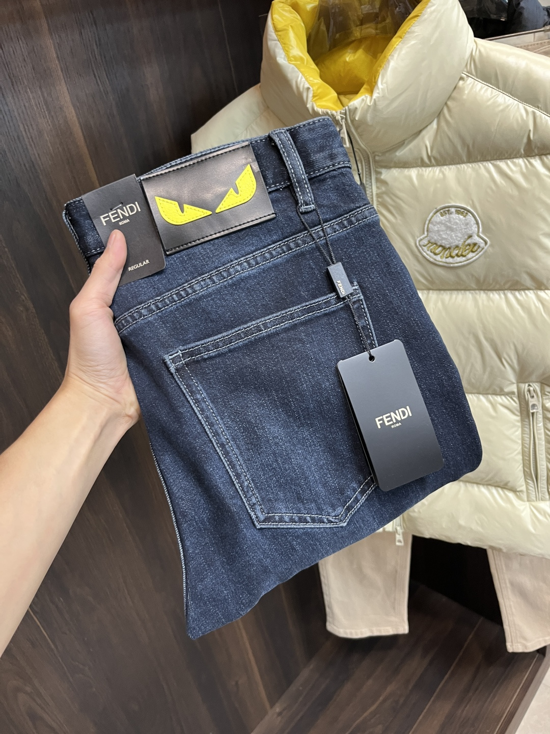 NO:625580,The main recommendation is Fendi’s 25 new autumn and winter casual pants. Fendi’s pants can definitely make money with your eyes closed!  Autumn and winter casual pants, these jeans are very versatile and can be worn for daily work and outdoor sports. They are a must-have in the wardrobe!  Size 29-38 (no 35 37) H2025 new model debut,,fendi,fendi,jeans,alexander wang19860909主推 Fendi 25年秋冬新款休闲裤芬迪这款裤子绝对可以闭眼收入！秋冬休闲裤,此牛仔裤非常百搭,日常工作户外运动都可以穿着,衣柜里的必备品！ 尺码29-38（无35 37） H2025新款首发,,fendi,fendi,jeans,alexander wang,Men's clothing