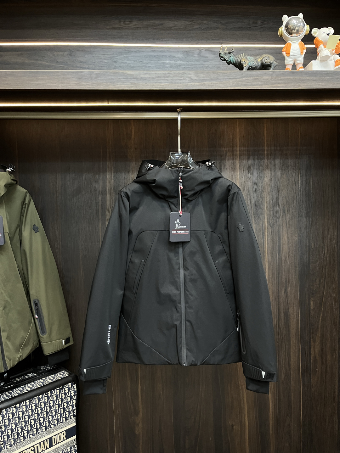 NO:614874,Mainly recommended down Moncler high-end ski down jacket 2025 latest fashion designer hooded down jacket New ski down jacket, 90 white goose down filling, every detail shows craftsmanship, enough advanced structural tailoring design changes to show men's diverse image changes, slim and neat, tailored to meet the current trend of multi-layered wear, versatile style for life, size M-3XL H2025 new launch, Moncler, jackets &  coats,down jacket,hats,alexander wang19860909主推羽绒 Moncler 蒙口 高级滑雪羽绒服 2025最新款时尚设计师款连帽羽绒外套 新款滑雪服羽绒外套,90白鹅绒填充,处处细节显工艺足够的高级结构性剪裁的设计改变来展现男士多样的形象变化,修身利落、剪裁合体,满足时下正流行的多层次穿搭,生活百搭款式 码数M-3XL H2025新款首发,,Moncler,jackets & coats,down jacket,hats,alexander wang,Men's clothing