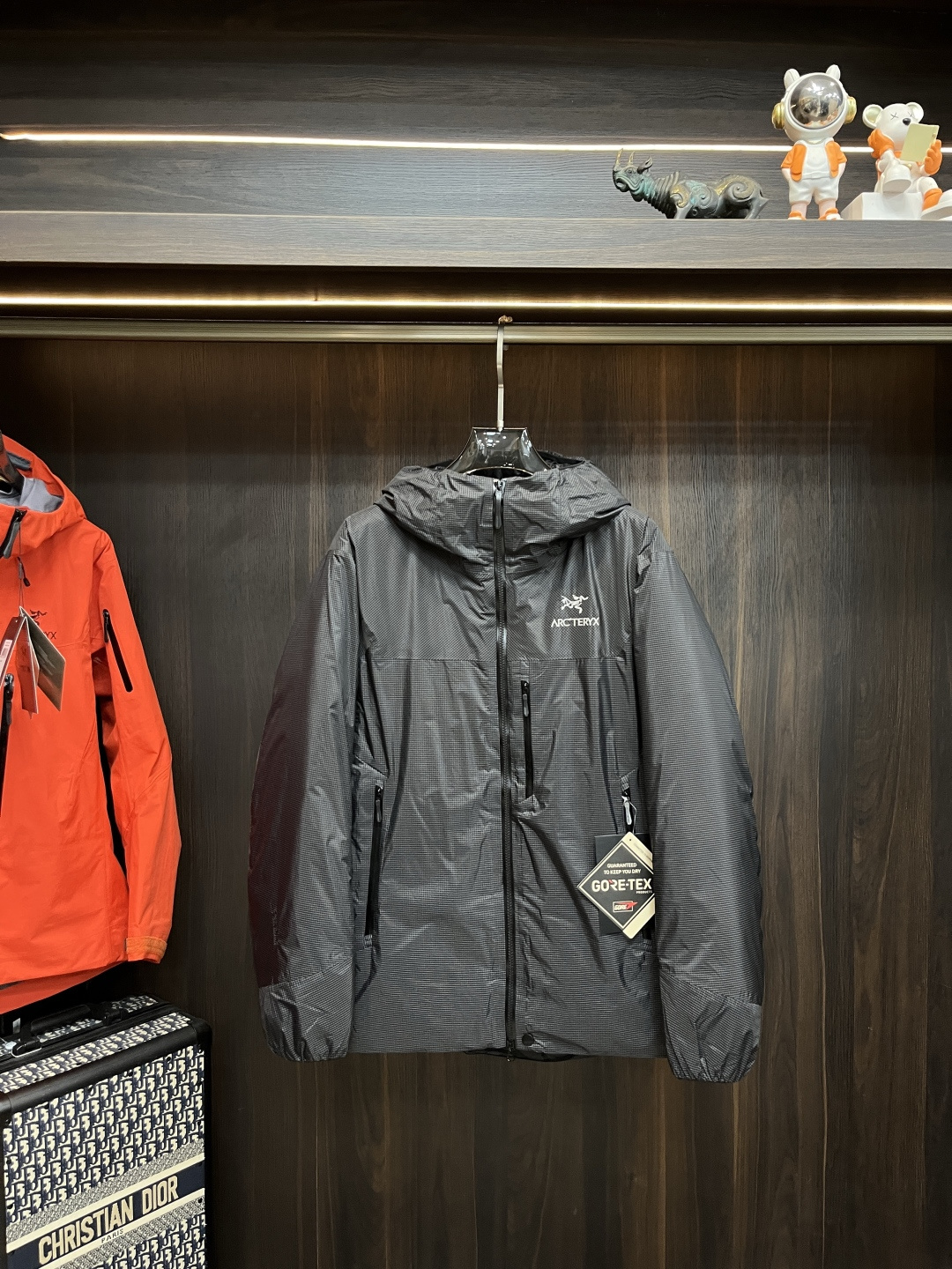 NO:614879,Mainly recommended down ARCTERYX Arc'teryx high-end ski down jacket 2025 latest fashion designer hooded down jacket New ski down jacket, 90 white goose down filling, every detail shows craftsmanship, enough advanced structural tailoring design changes to show men's diverse image changes, slim fit, tailoring, to meet the current trend of multi-layered wear, versatile style in life, size M-3XL  H2025 new model debut,arc'teryx,jackets & coats,down jacket,hats,alexander wang19860909主推羽绒 ARCTERYX 始祖鸟 高级滑雪羽绒服 2025最新款时尚设计师款连帽羽绒外套 新款滑雪服羽绒外套,90白鹅绒填充,处处细节显工艺足够的高级结构性剪裁的设计改变来展现男士多样的形象变化,修身利落、剪裁合体,满足时下正流行的多层次穿搭,生活百搭款式 码数M-3XL H2025新款首发,arc'teryx,jackets & coats,down jacket,hats,alexander wang,Men's clothing