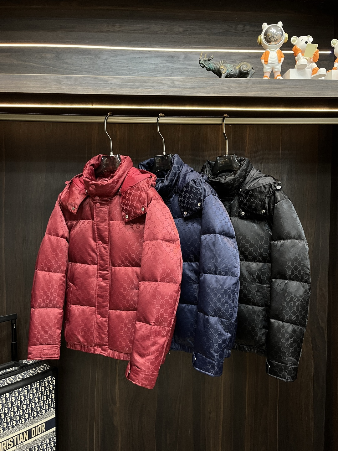 NO:614899,Mainly promote down Gucci Gucci high-end down jacket 2025 latest fashion designer hooded down jacket New ski down jacket, 90 white goose down filling, every detail shows the craftsmanship, enough advanced structural tailoring design changes to show men's diverse image changes, slim and neat, tailored to meet the current popular multi-layered wear, life versatile style Size M-3XL H2025 new release, gucci, gucci, jackets &  coats,down jacket,hats,alexander wang19860909主推羽绒 Gucci 古驰 高级羽绒服 2025最新款时尚设计师款连帽羽绒外套 新款滑雪服羽绒外套,90白鹅绒填充,处处细节显工艺足够的高级结构性剪裁的设计改变来展现男士多样的形象变化,修身利落、剪裁合体,满足时下正流行的多层次穿搭,生活百搭款式 码数M-3XL H2025新款首发,,gucci,gucci,jackets & coats,down jacket,hats,alexander wang,Men's clothing