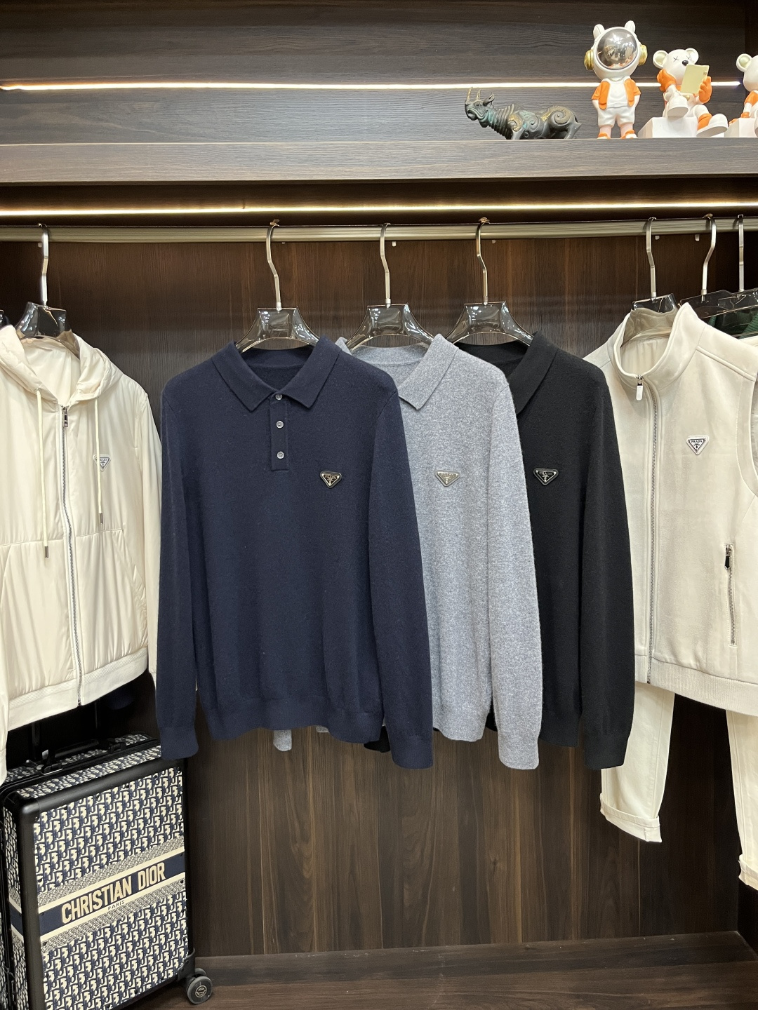 NO:614887,Mainly recommended Prada Prada exclusively provides new fashionable men's wool sweaters, high-end European original single wool knitted sweaters, merino wool fabrics, high breathability and comfort, impeccable details, brand element design concept, reflecting high quality. It presents casual tailoring, and the upper body shape is awesome!  Size M-XXXL H2025 new model debut,, prada, prada, sweaters, alexander wang19860909主推 Prada 普拉达 独家专供新款羊毛针织衫潮男时尚羊毛衫,高端欧版原单羊毛针织毛衣,美丽诺羊毛面料,透气舒适度高,细节无可挑剔,品牌元素设计理念,体现高品质.呈现休闲裁剪,上身版型超赞！ 码数M-XXXL H2025新款首发,,prada,prada,sweaters,alexander wang,Men's clothing