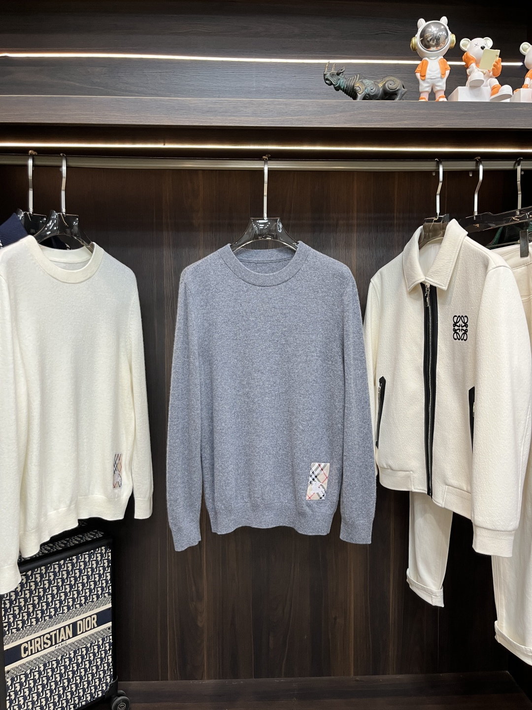 NO:612832,Mainly recommended by Burberry, Burberry exclusively supplies new fashionable men's wool sweaters, high-end European original single wool knitted sweaters, merino wool fabrics, high breathability and comfort, impeccable details, brand element design concept, reflecting high quality. It presents casual tailoring, and the upper body shape is awesome!  Size M-XXXL H2025 new model debut,,burberry,burberry,sweaters,alexander wang19860909主推 Burberry 巴宝莉 独家专供新款羊毛针织衫潮男时尚羊毛衫,高端欧版原单羊毛针织毛衣,美丽诺羊毛面料,透气舒适度高,细节无可挑剔,品牌元素设计理念,体现高品质.呈现休闲裁剪,上身版型超赞！ 码数M-XXXL H2025新款首发,,burberry,burberry,sweaters,alexander wang,Men's clothing