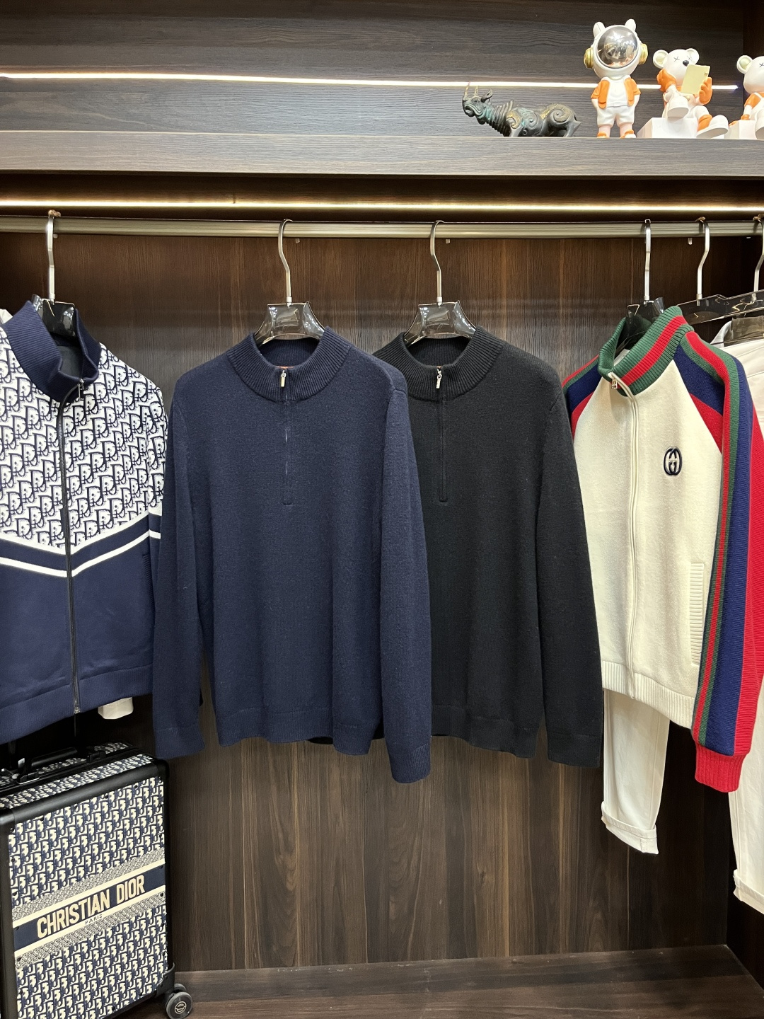 NO:612810,The main recommendation is LP's exclusive supply of new wool sweaters, fashionable men's sweaters, high-end European original single wool knit sweaters, merino wool fabrics, high breathability and comfort, impeccable details, brand element design concept, reflecting high quality. Presenting casual tailoring, the upper body shape is awesome!  Size M-XXXL H2025 new model debut,,loro piana,sweaters,alexander wang19860909主推 LP 独家专供新款羊毛针织衫潮男时尚羊毛衫,高端欧版原单羊毛针织毛衣,美丽诺羊毛面料,透气舒适度高,细节无可挑剔,品牌元素设计理念,体现高品质.呈现休闲裁剪,上身版型超赞！ 码数M-XXXL H2025新款首发,,loro piana,sweaters,alexander wang,Men's clothing