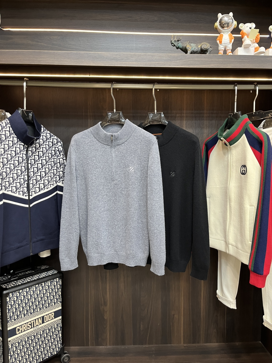 NO:612815,The main recommendation is Zegna Zegna, which exclusively provides new fashionable men's wool sweaters, high-end European original single wool knitted sweaters, merino wool fabrics, high breathability and comfort, impeccable details, brand element design concept, reflecting high quality. It presents casual tailoring, and the upper body shape is awesome!  Size M-XXXL H2025 new model debut,,zegna,sweaters,alexander wang19860909主推 Zegna 杰尼亚 独家专供新款羊毛针织衫潮男时尚羊毛衫,高端欧版原单羊毛针织毛衣,美丽诺羊毛面料,透气舒适度高,细节无可挑剔,品牌元素设计理念,体现高品质.呈现休闲裁剪,上身版型超赞！ 码数M-XXXL H2025新款首发,,zegna,sweaters,alexander wang,Men's clothing