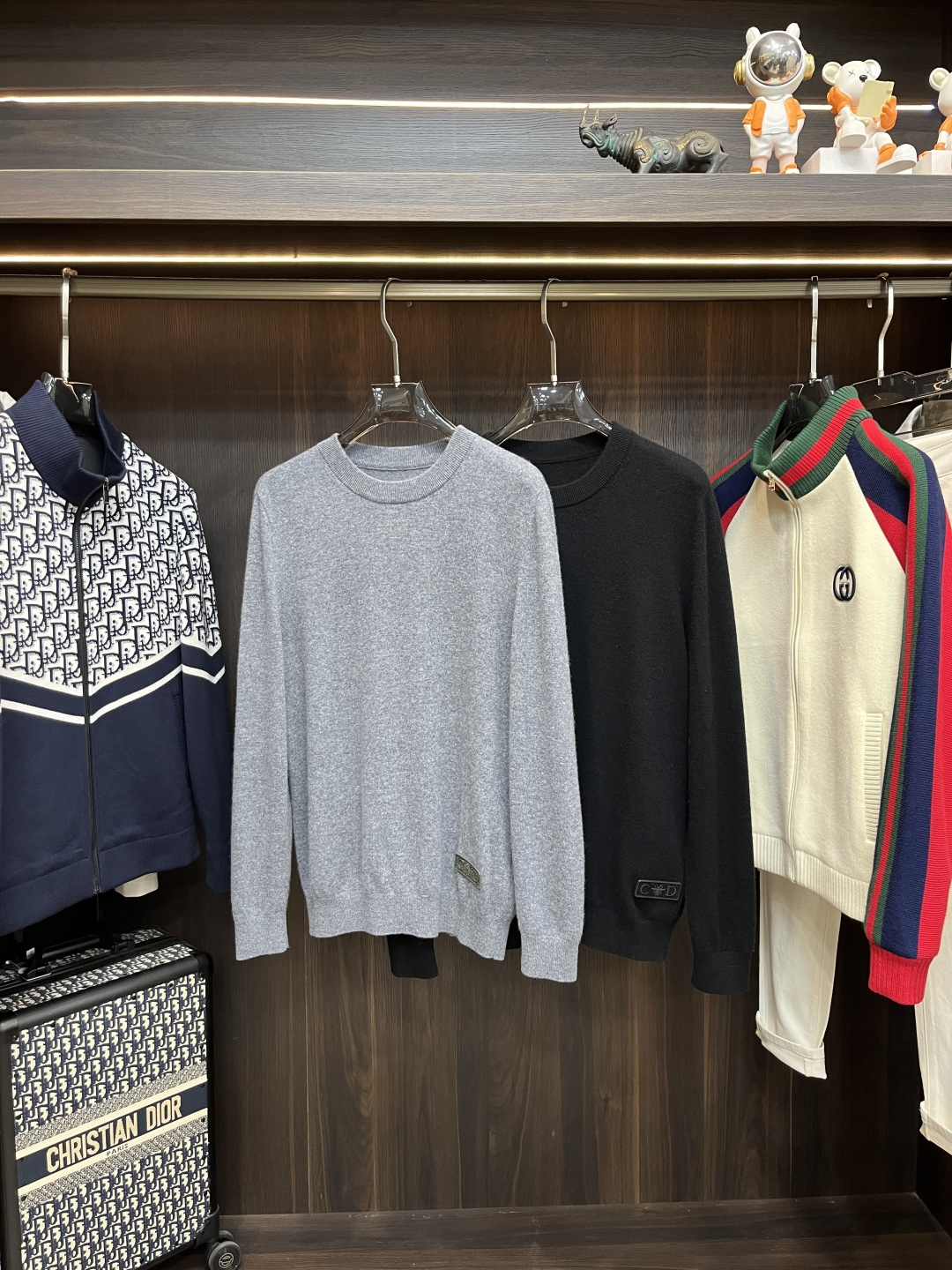 NO:614869,Mainly recommended by Dior, Dior exclusively supplies new fashionable wool sweaters for men, high-end European version of original single wool knitted sweaters, merino wool fabrics, high breathability and comfort, impeccable details, brand element design concept, reflecting high quality. It presents casual tailoring, and the upper body shape is awesome!  Size M-XXXL H2025 new model debut,,dior,dior,sweaters,alexander wang19860909主推 Dior 迪奥 独家专供新款羊毛针织衫潮男时尚羊毛衫,高端欧版原单羊毛针织毛衣,美丽诺羊毛面料,透气舒适度高,细节无可挑剔,品牌元素设计理念,体现高品质.呈现休闲裁剪,上身版型超赞！ 码数M-XXXL H2025新款首发,,dior,dior,sweaters,alexander wang,Men's clothing