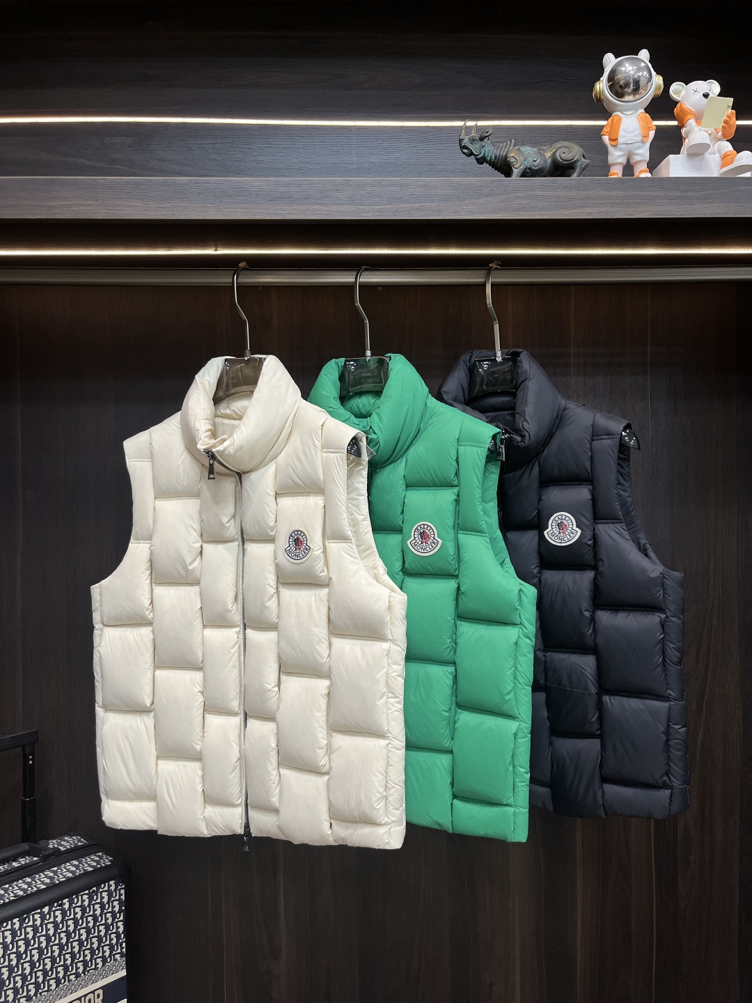 NO:612855,Mainly recommended down Moncler high-end down jackets, muffled down vests, 2025 latest fashion designer down jackets, down jackets, new ski jackets, 90 white goose down filling, every detail shows craftsmanship, enough advanced structural tailoring design changes to show men's diverse image changes, slim fit, tailoring, to meet the current popular multi-layered outfits, versatile styles for life, size M-3XL  H2025 new style debut,,Moncler,jackets & coats,down jacket,alexander wang19860909主推羽绒 Moncler 高级羽绒服 蒙口羽绒马甲 2025最新款时尚设计师款羽绒外套 羽绒服新款滑雪服羽绒外套,90白鹅绒填充,处处细节显工艺足够的高级结构性剪裁的设计改变来展现男士多样的形象变化,修身利落、剪裁合体,满足时下正流行的多层次穿搭,生活百搭款式 码数M-3XL H2025新款首发,,Moncler,jackets & coats,down jacket,alexander wang,Men's clothing