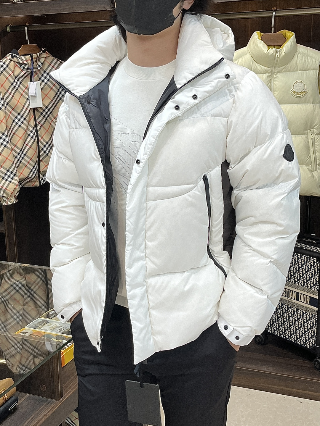 NO:612821,Mainly recommended down Moncler high-end down jackets, muzzled down vests, 2025 latest fashion designer down jackets, down jackets, new ski jackets, 90 white goose down filling, every detail shows craftsmanship, enough advanced structural tailoring design changes to show men's diverse image changes, slim and neat, tailored to meet the current popular multi-layered outfits, versatile style for life, size M-3XL H2025 new launch, Moncler, jackets  & coats,down jacket,alexander wang19860909主推羽绒 Moncler 高级羽绒服蒙口羽绒马甲 2025最新款时尚设计师款羽绒外套 羽绒服新款滑雪服羽绒外套,90白鹅绒填充,处处细节显工艺足够的高级结构性剪裁的设计改变来展现男士多样的形象变化,修身利落、剪裁合体,满足时下正流行的多层次穿搭,生活百搭款式 码数M-3XL H2025新款首发,,Moncler,jackets & coats,down jacket,alexander wang,Men's clothing