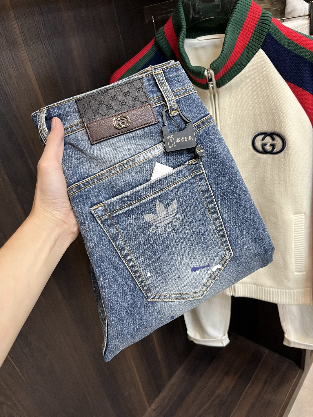 NO:623684,The main recommendation is Gucci's exclusive new Gucci trendy men's fashionable wide-leg jeans, high-end European original trousers, trendy and fashionable casual trousers. They are highly breathable and comfortable, with impeccable details. The brand element design concept reflects high quality. It presents casual tailoring and an awesome upper body shape!  Code number 29-38 (no 35 37) H2025 new model debut,,gucci,jeans,alexander wang19860909主推 Gucci 独家专供新款古奇潮男时尚阔腿牛仔裤,高端欧版原单裤子,潮流时尚休闲裤子 透气舒适度高,细节无可挑剔,品牌元素设计理念,体现高品质.呈现休闲裁剪,上身版型超赞！ 码数29-38（无35 37） H2025新款首发,,gucci,jeans,alexander wang,Men's clothing