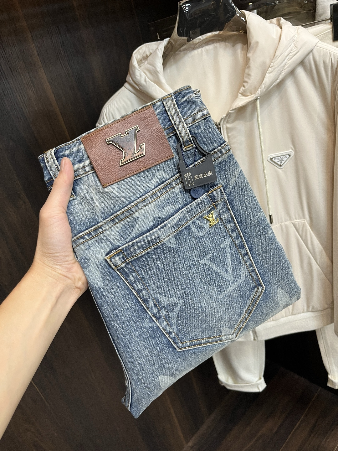 NO:623688,The main recommendation is LV's exclusive new donkey brand trendy men's fashionable wide-leg jeans, high-end European original trousers, trendy and fashionable casual trousers. They are highly breathable and comfortable, with impeccable details. The brand element design concept reflects high quality. It presents casual tailoring and the upper body shape is awesome!  Code number 29-38 (no 35 37) H2025 new model debut,,louis vuitton,louis vuitton,jeans,alexander wang19860909主推 LV 独家专供新款驴牌潮男时尚阔腿牛仔裤,高端欧版原单裤子,潮流时尚休闲裤子 透气舒适度高,细节无可挑剔,品牌元素设计理念,体现高品质.呈现休闲裁剪,上身版型超赞！ 码数29-38（无35 37） H2025新款首发,,louis vuitton,louis vuitton,jeans,alexander wang,Men's clothing