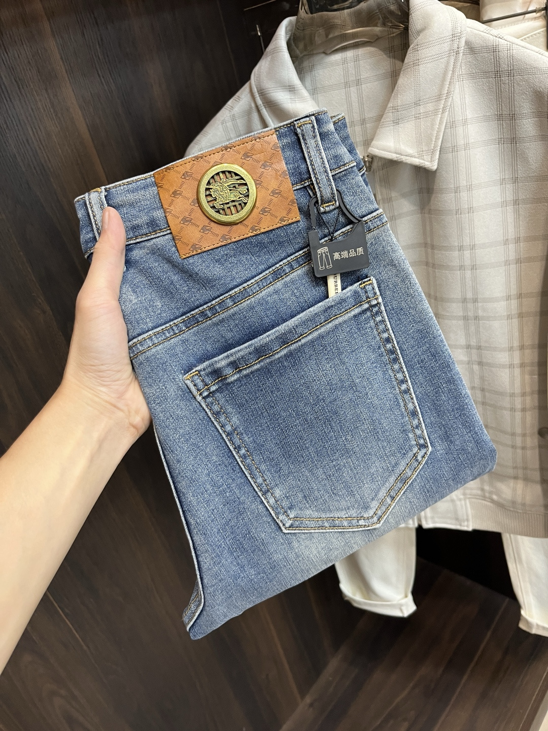 NO:703736,Years later!  The main recommendation is Burberry's exclusive new Burberry men's fashionable wide-leg jeans, high-end European original trousers, trendy and fashionable casual trousers. They are highly breathable and comfortable, with impeccable details. The brand element design concept reflects high quality. It presents casual tailoring and an awesome upper body shape!  Code number 29-38 (no 35 37) H new model debut,,burberry,burberry,jeans,19860909年后！ 主推 Burberry 独家专供新款巴宝莉潮男时尚阔腿牛仔裤,高端欧版原单裤子,潮流时尚休闲裤子 透气舒适度高,细节无可挑剔,品牌元素设计理念,体现高品质.呈现休闲裁剪,上身版型超赞！ 码数29-38（无35 37） H新款首发,,burberry,burberry,jeans,,Men's clothing