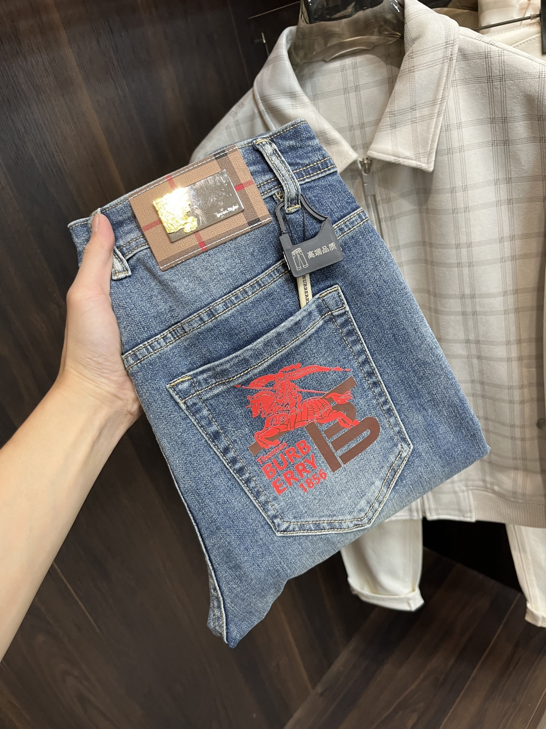 NO:682400,The main recommendation is Burberry's exclusive new Burberry men's fashionable wide-leg jeans, high-end European original trousers, trendy and fashionable casual trousers. They are highly breathable and comfortable, with impeccable details. The brand element design concept reflects high quality. It presents casual tailoring and an awesome upper body shape!  Code number 29-38 (no 35 37) H2025 new model debut,,burberry,burberry,jeans,19860909主推 Burberry 独家专供新款巴宝莉潮男时尚阔腿牛仔裤,高端欧版原单裤子,潮流时尚休闲裤子 透气舒适度高,细节无可挑剔,品牌元素设计理念,体现高品质.呈现休闲裁剪,上身版型超赞！ 码数29-38（无35 37） H2025新款首发,,burberry,burberry,jeans,,Men's clothing