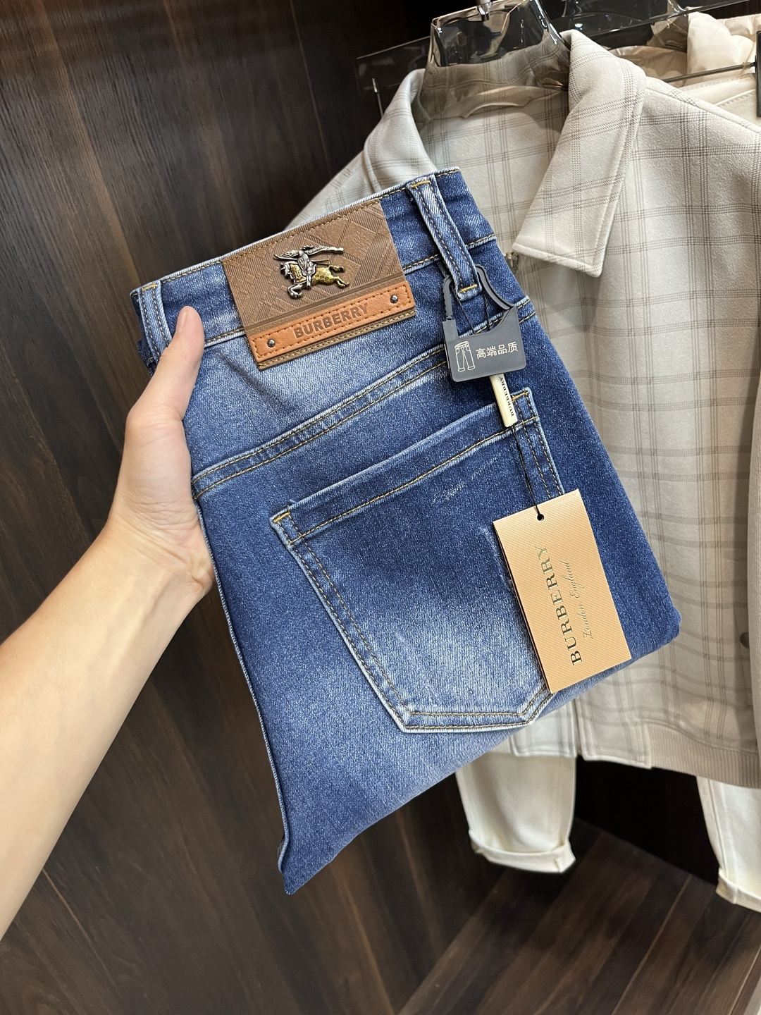 NO:614836,The main recommendation is Burberry's exclusive new Burberry men's fashionable wide-leg jeans, high-end European original trousers, trendy and fashionable casual trousers. They are highly breathable and comfortable, with impeccable details. The brand element design concept reflects high quality. It presents casual tailoring and an awesome upper body shape!  Code number 29-38 (no 35 37) H2025 new model debut,,burberry,burberry,jeans,alexander wang19860909主推 Burberry 独家专供新款巴宝莉潮男时尚阔腿牛仔裤,高端欧版原单裤子,潮流时尚休闲裤子 透气舒适度高,细节无可挑剔,品牌元素设计理念,体现高品质.呈现休闲裁剪,上身版型超赞！ 码数29-38（无35 37） H2025新款首发,,burberry,burberry,jeans,alexander wang,Men's clothing