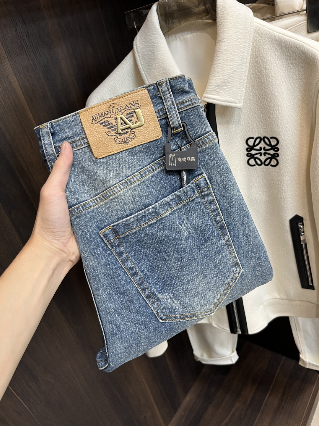 NO:614840,The main recommendation is Armani's exclusive supply of new Armani trendy men's fashionable wide-leg jeans, high-end European original trousers, trendy and fashionable casual trousers. They are highly breathable and comfortable, with impeccable details. The brand element design concept reflects high quality. It presents casual tailoring and an awesome upper body shape!  Code number 29-38 (no 35 37) H2025 new model debut,,armani,armani,jeans,alexander wang19860909主推 Armani 独家专供新款阿玛尼潮男时尚阔腿牛仔裤,高端欧版原单裤子,潮流时尚休闲裤子 透气舒适度高,细节无可挑剔,品牌元素设计理念,体现高品质.呈现休闲裁剪,上身版型超赞！ 码数29-38（无35 37） H2025新款首发,,armani,armani,jeans,alexander wang,Men's clothing