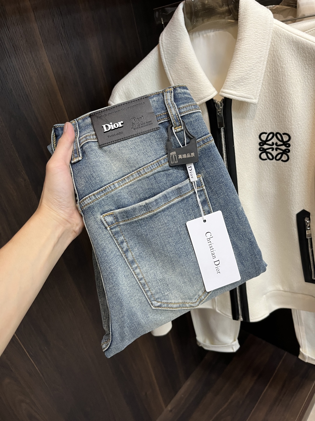 NO:614844,The main recommendation is Dior's exclusive new Dior men's fashionable wide-leg jeans, high-end European original trousers, trendy and fashionable casual trousers. They are highly breathable and comfortable, with impeccable details. The brand element design concept reflects high quality. It presents casual tailoring and an awesome upper body shape!  Code number 29-38 (no 35 37) H2025 new model debut,,dior,dior,jeans,alexander wang19860909主推 Dior 独家专供新款迪奥潮男时尚阔腿牛仔裤,高端欧版原单裤子,潮流时尚休闲裤子 透气舒适度高,细节无可挑剔,品牌元素设计理念,体现高品质.呈现休闲裁剪,上身版型超赞！ 码数29-38（无35 37） H2025新款首发,,dior,dior,jeans,alexander wang,Men's clothing