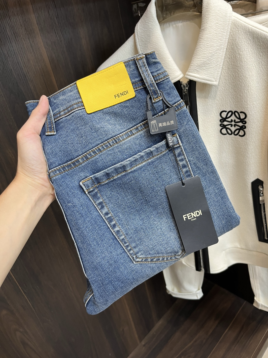 NO:614852,The main recommendation is Fendi's exclusive new Fendi trendy men's fashionable wide-leg jeans, high-end European original trousers, trendy and fashionable casual trousers. They are highly breathable and comfortable, with impeccable details. The brand element design concept reflects high quality. It presents casual tailoring and an awesome upper body shape!  Code number 29-38 (no 35 37) H2025 new model debut,,fendi,fendi,jeans,alexander wang19860909主推 Fendi 独家专供新款芬迪潮男时尚阔腿牛仔裤,高端欧版原单裤子,潮流时尚休闲裤子 透气舒适度高,细节无可挑剔,品牌元素设计理念,体现高品质.呈现休闲裁剪,上身版型超赞！ 码数29-38（无35 37） H2025新款首发,,fendi,fendi,jeans,alexander wang,Men's clothing