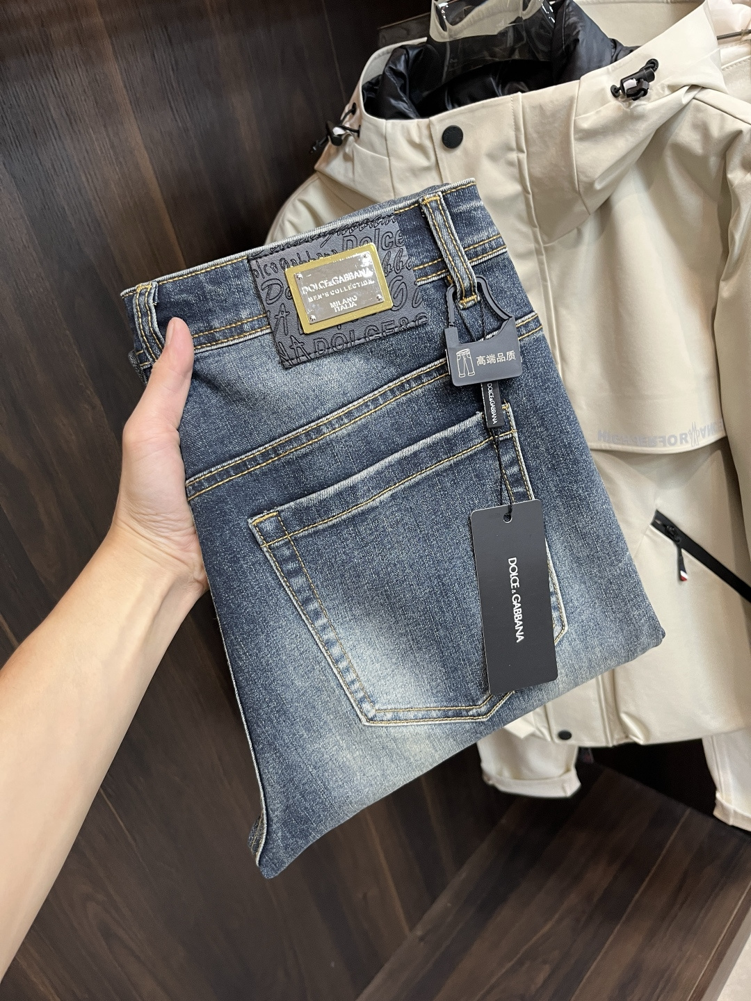 NO:614867,The main recommendation is D&G's exclusive supply of new Dolce & Gabbana men's fashionable wide-leg jeans, high-end European original trousers, trendy and fashionable casual trousers. They are highly breathable and comfortable, with impeccable details. The brand element design concept embodies high quality. It presents casual tailoring and an awesome upper body shape!  Code number 29-38 (no 35 37) H2025 new model debut,,Dolce&Gabbana,Dolce&Gabbana,jeans,alexander wang19860909主推 D&G 独家专供新款杜嘉班纳潮男时尚阔腿牛仔裤,高端欧版原单裤子,潮流时尚休闲裤子 透气舒适度高,细节无可挑剔,品牌元素设计理念,体现高品质.呈现休闲裁剪,上身版型超赞！ 码数29-38（无35 37） H2025新款首发,,Dolce&Gabbana,Dolce&Gabbana,jeans,alexander wang,Men's clothing