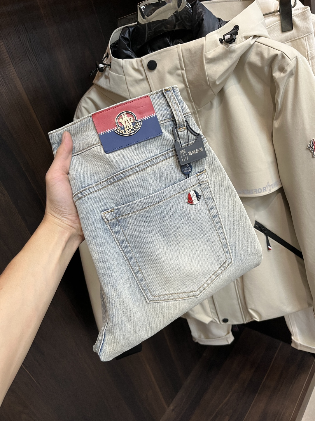 NO:614872,The main recommendation is moncler, which exclusively provides new fashionable wide-leg jeans for men with mouth coverings, high-end European original trousers, trendy and fashionable casual trousers. They are highly breathable and comfortable, with impeccable details. The brand element design concept embodies high quality. It presents casual tailoring and an awesome upper body shape!  Size 29-38 (no 35 37) H2025 new model debut,,Moncler,jeans,alexander wang19860909主推 moncler 独家专供新款蒙口潮男时尚阔腿牛仔裤,高端欧版原单裤子,潮流时尚休闲裤子 透气舒适度高,细节无可挑剔,品牌元素设计理念,体现高品质.呈现休闲裁剪,上身版型超赞！ 码数29-38（无35 37） H2025新款首发,,Moncler,jeans,alexander wang,Men's clothing