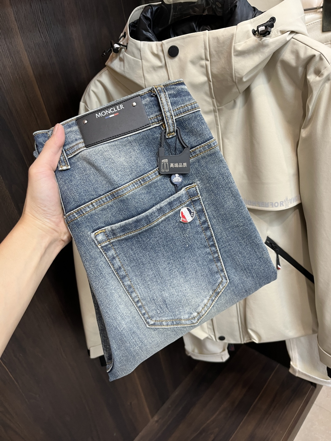 NO:614877,The main recommendation is Moncler's exclusive new fashion wide-leg jeans for trendy men with mouth coverings, high-end European original trousers, trendy and fashionable casual trousers. They are highly breathable and comfortable, with impeccable details. The brand element design concept reflects high quality. It presents casual tailoring and an awesome upper body shape!  Size 29-38 (no 35 37) H2025 new model debut,,Moncler,jeans,alexander wang19860909主推 Moncler 独家专供新款蒙口潮男时尚阔腿牛仔裤,高端欧版原单裤子,潮流时尚休闲裤子 透气舒适度高,细节无可挑剔,品牌元素设计理念,体现高品质.呈现休闲裁剪,上身版型超赞！ 码数29-38（无35 37） H2025新款首发,,Moncler,jeans,alexander wang,Men's clothing