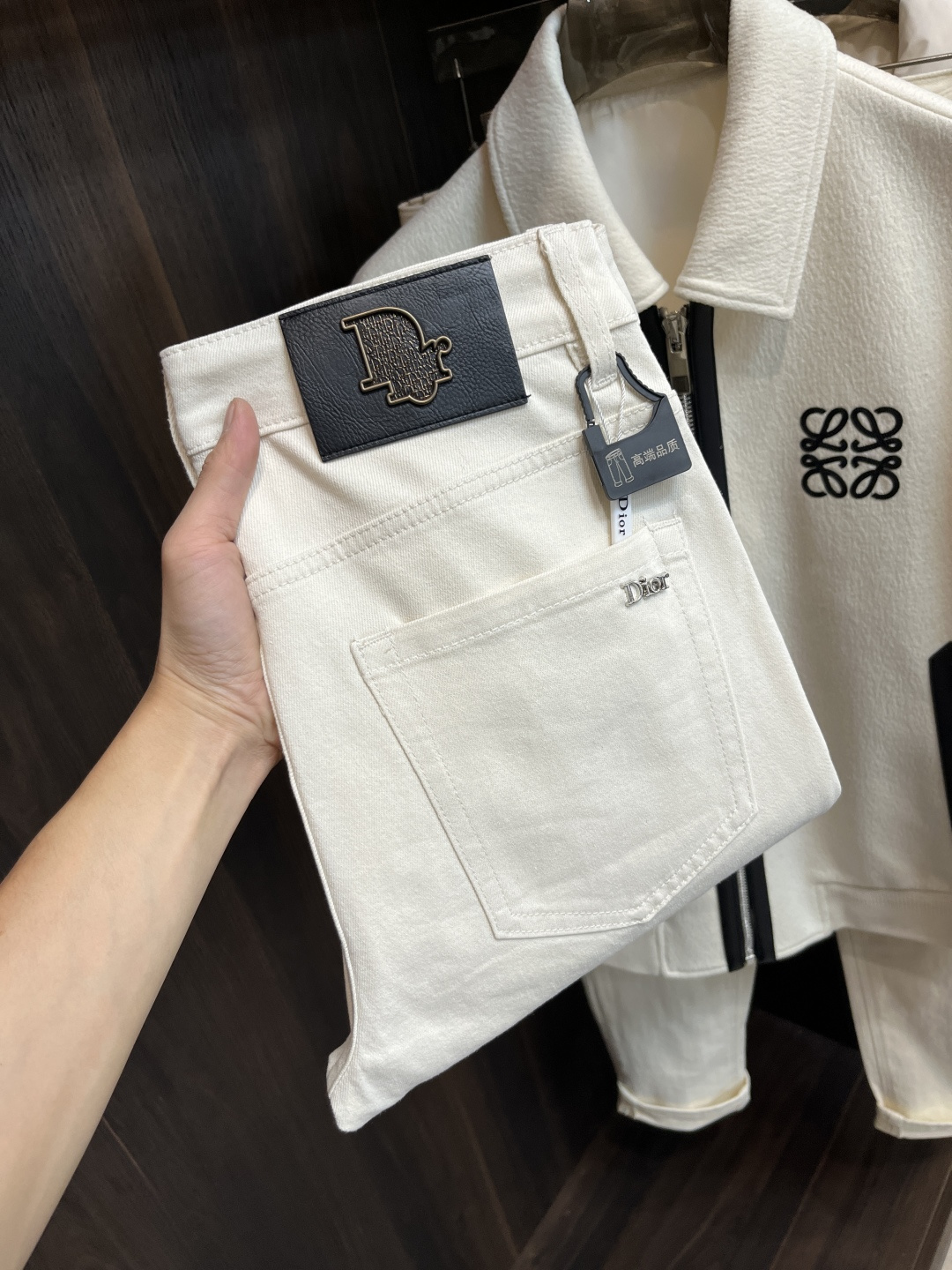 NO:614882,The main recommendation is Dior's exclusive new Dior men's fashionable wide-leg jeans, high-end European original trousers, trendy and fashionable casual trousers. They are highly breathable and comfortable, with impeccable details. The brand element design concept reflects high quality. It presents casual tailoring and an awesome upper body shape!  Code number 29-38 (no 35 37) H2025 new model debut,,dior,dior,jeans,alexander wang19860909主推 Dior 独家专供新款迪奥潮男时尚阔腿牛仔裤,高端欧版原单裤子,潮流时尚休闲裤子 透气舒适度高,细节无可挑剔,品牌元素设计理念,体现高品质.呈现休闲裁剪,上身版型超赞！ 码数29-38（无35 37） H2025新款首发,,dior,dior,jeans,alexander wang,Men's clothing