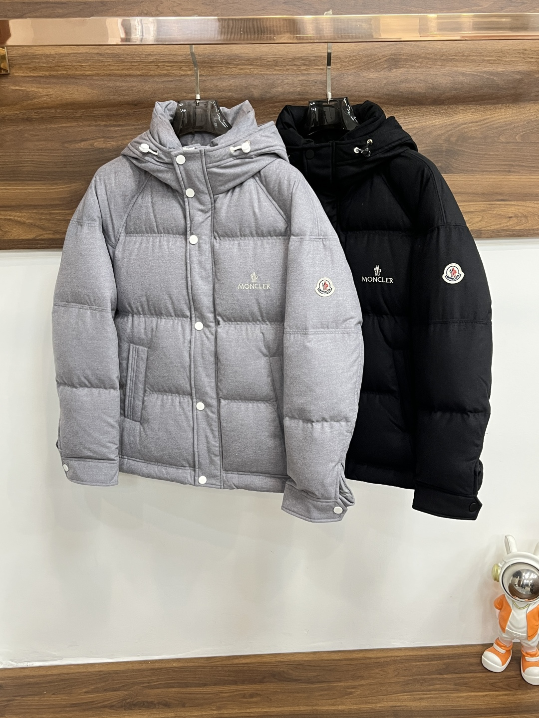 NO:652942,The main recommendation is down Moncler, the latest fashion designer down jacket, high-end down jacket, new hooded down jacket, 90 white goose down filling, every detail shows craftsmanship, enough advanced structural tailoring design changes to show men's diverse image changes, slim and neat, tailoring, to meet the current popular multi-layered outfits, life versatile style, size M-3XL H new release,, Moncler, jackets & coats, down  jacket,hats,alexander wang19860909主推羽绒 Moncler 蒙口 高级羽绒服最新款时尚设计师款羽绒外套 羽绒服新款连帽羽绒外套,90白鹅绒填充,处处细节显工艺足够的高级结构性剪裁的设计改变来展现男士多样的形象变化,修身利落、剪裁合体,满足时下正流行的多层次穿搭,生活百搭款式 码数M-3XL H新款首发,,Moncler,jackets & coats,down jacket,hats,alexander wang,Men's clothing