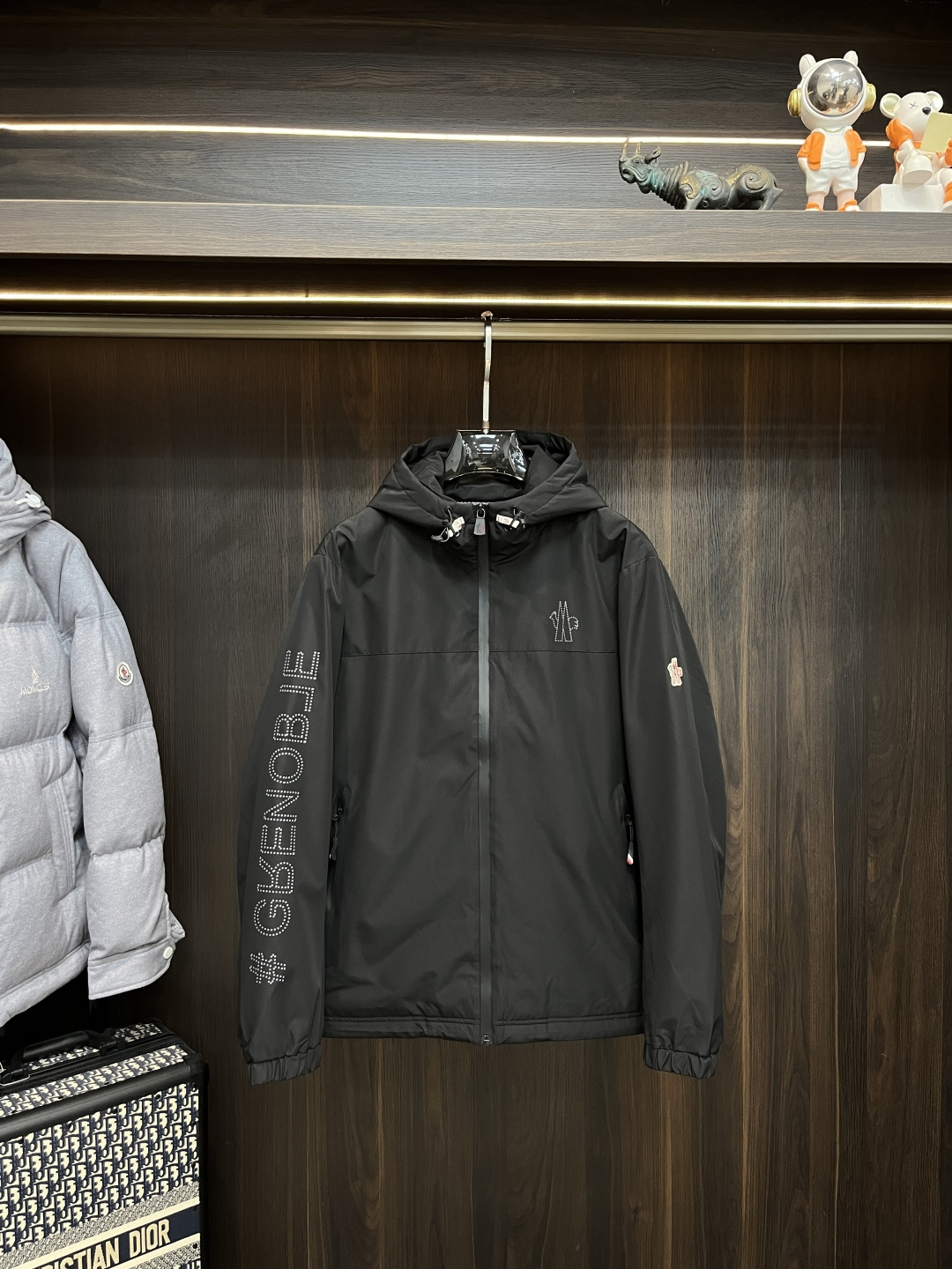 NO:614914,Mainly recommended down Moncler muzzle high-end down jacket 2025 latest fashion designer down jacket down jacket new hooded down jacket, 90 white goose down filling, every detail shows craftsmanship, enough advanced structural tailoring design changes to show men's diverse image changes, slim and neat, tailored to meet the current popular multi-layered outfits, life versatile style Size M-3XL H2025 new launch, Moncler, jackets &  coats,down jacket,hats,alexander wang19860909主推羽绒 Moncler 蒙口 高级羽绒服2025最新款时尚设计师款羽绒外套 羽绒服新款连帽羽绒外套,90白鹅绒填充,处处细节显工艺足够的高级结构性剪裁的设计改变来展现男士多样的形象变化,修身利落、剪裁合体,满足时下正流行的多层次穿搭,生活百搭款式 码数M-3XL H2025新款首发,,Moncler,jackets & coats,down jacket,hats,alexander wang,Men's clothing