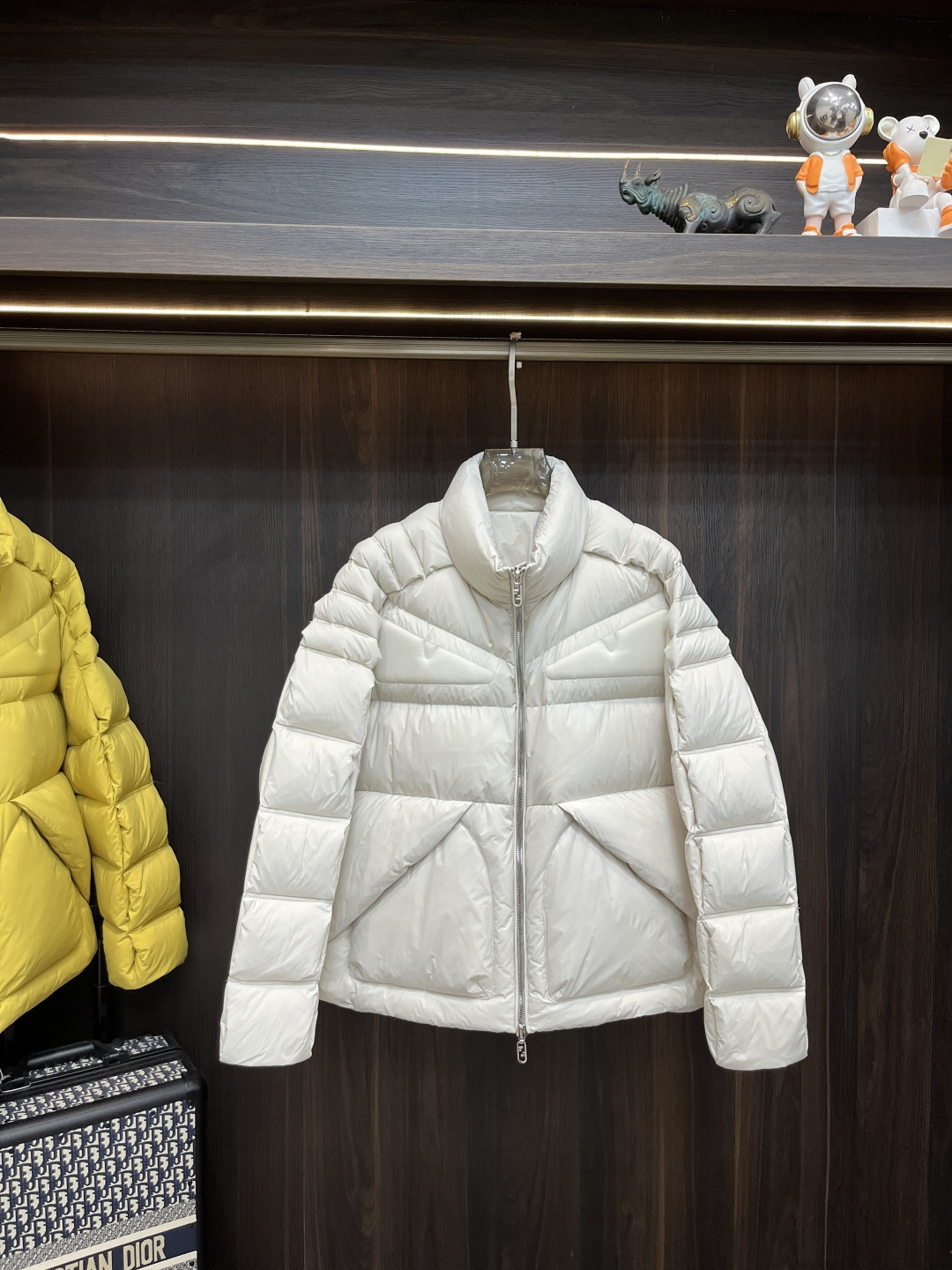 NO:614918,Mainly recommend down Fendi Fendi high-end down jacket 2025 latest fashion designer down jacket. Down jacket new stand-collar down jacket, 90 white goose down filling, every detail shows craftsmanship. Sufficient advanced structural tailoring design changes to show men's diverse image changes, slim and neat, tailored to meet the current popular multi-layered outfits, versatile style for life, size M-3XL H2025 new launch,, fendi, fendi, jackets &  coats,down jacket,alexander wang19860909主推羽绒 Fendi 芬迪 高级羽绒服2025最新款时尚设计师款羽绒外套 羽绒服新款立领羽绒外套,90白鹅绒填充,处处细节显工艺足够的高级结构性剪裁的设计改变来展现男士多样的形象变化,修身利落、剪裁合体,满足时下正流行的多层次穿搭,生活百搭款式 码数M-3XL H2025新款首发,,fendi,fendi,jackets & coats,down jacket,alexander wang,Men's clothing