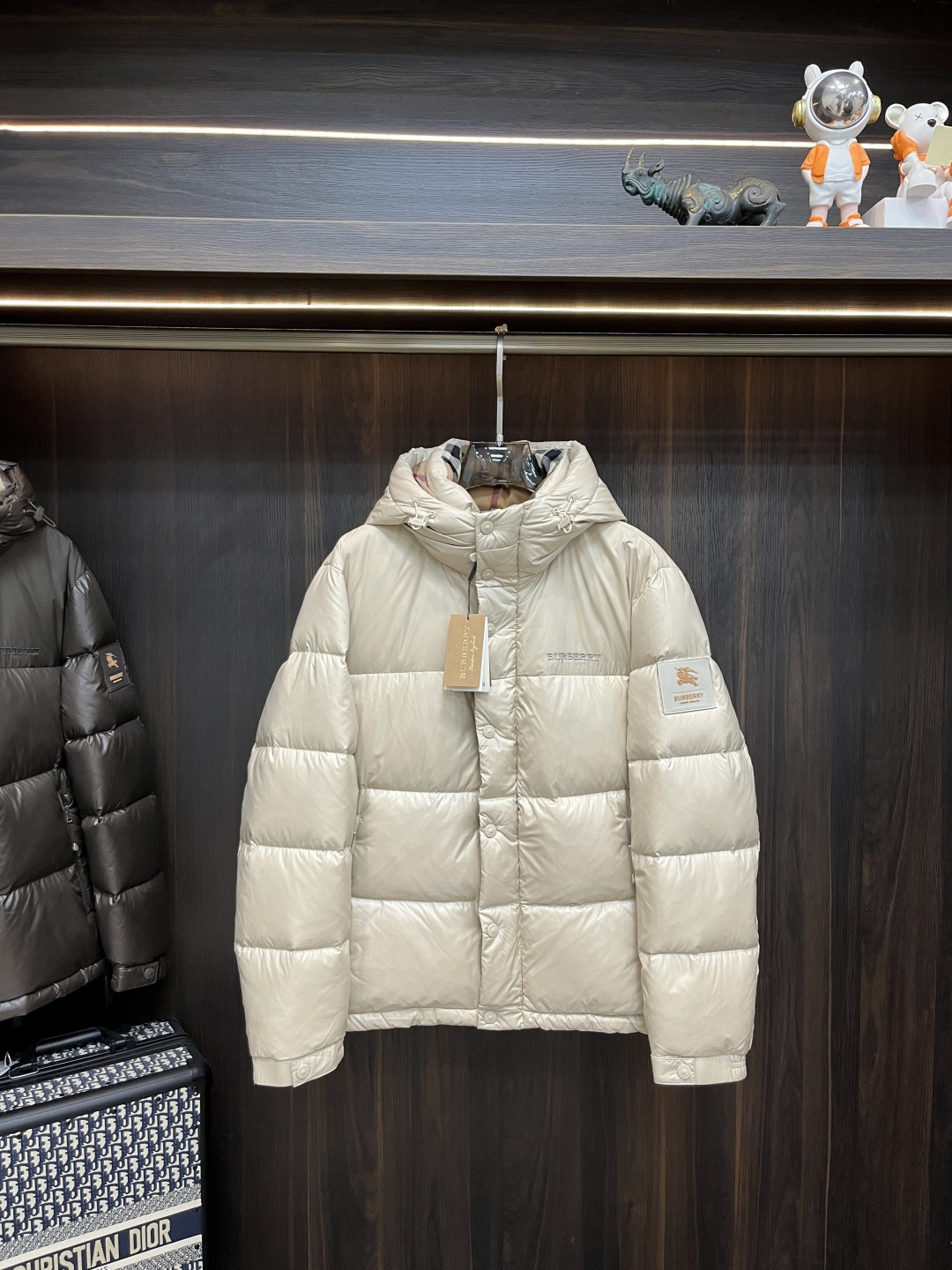 NO:614928,Mainly recommend down Burberry premium down jacket 2025 latest fashion designer down jacket down jacket new stand collar down jacket, 90 white goose down filling, every detail shows craftsmanship, enough advanced structural tailoring design changes to show men's diverse image changes, slim and neat, tailored to meet the current popular multi-layered wear, versatile style for life, size M-3XL H2025 new release,, burberry, burberry, jackets  & coats,down jacket,alexander wang19860909主推羽绒 Burberry 巴宝莉 高级羽绒服2025最新款时尚设计师款羽绒外套 羽绒服新款立领羽绒外套,90白鹅绒填充,处处细节显工艺足够的高级结构性剪裁的设计改变来展现男士多样的形象变化,修身利落、剪裁合体,满足时下正流行的多层次穿搭,生活百搭款式 码数M-3XL H2025新款首发,,burberry,burberry,jackets & coats,down jacket,alexander wang,Men's clothing