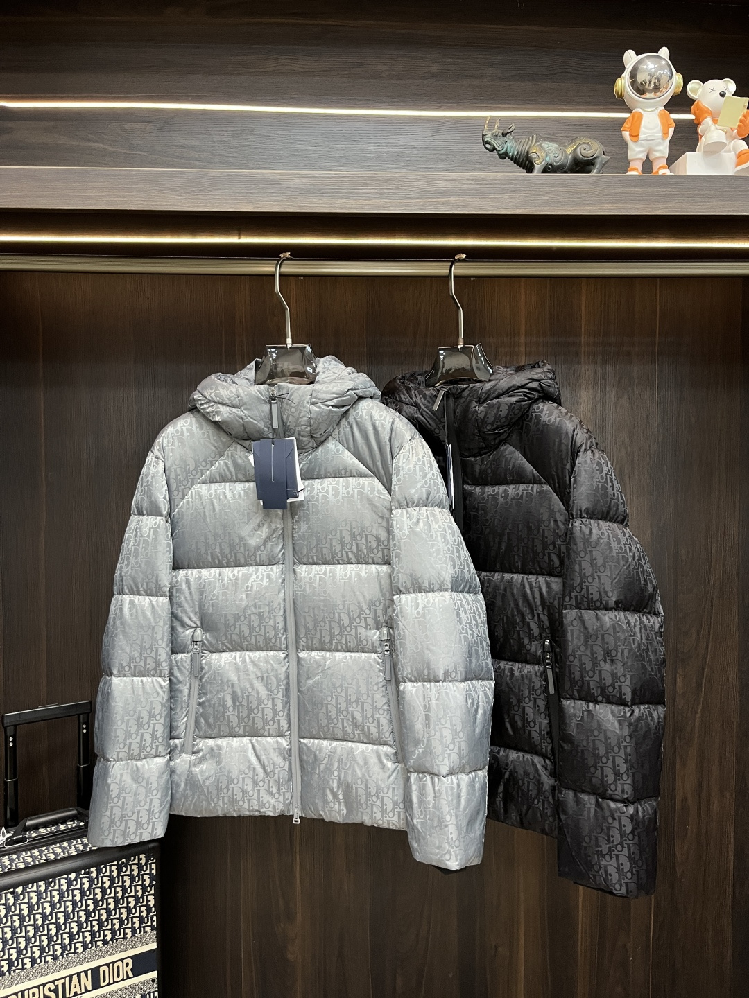 NO:614933,Mainly recommend down Dior Dior high-end down jacket 2025 latest fashion designer down jacket down jacket new stand-collar down jacket, 90 white goose down filling, every detail shows craftsmanship, enough advanced structural tailoring design changes to show men's diverse image changes, slim and neat, tailored to meet the current popular multi-layered wear, life style versatile size M-3XL H2025 new release, dior, dior, jackets &  coats,down jacket,alexander wang19860909主推羽绒 Dior 迪奥 高级羽绒服2025最新款时尚设计师款羽绒外套 羽绒服新款立领羽绒外套,90白鹅绒填充,处处细节显工艺足够的高级结构性剪裁的设计改变来展现男士多样的形象变化,修身利落、剪裁合体,满足时下正流行的多层次穿搭,生活百搭款式 码数M-3XL H2025新款首发,,dior,dior,jackets & coats,down jacket,alexander wang,Men's clothing