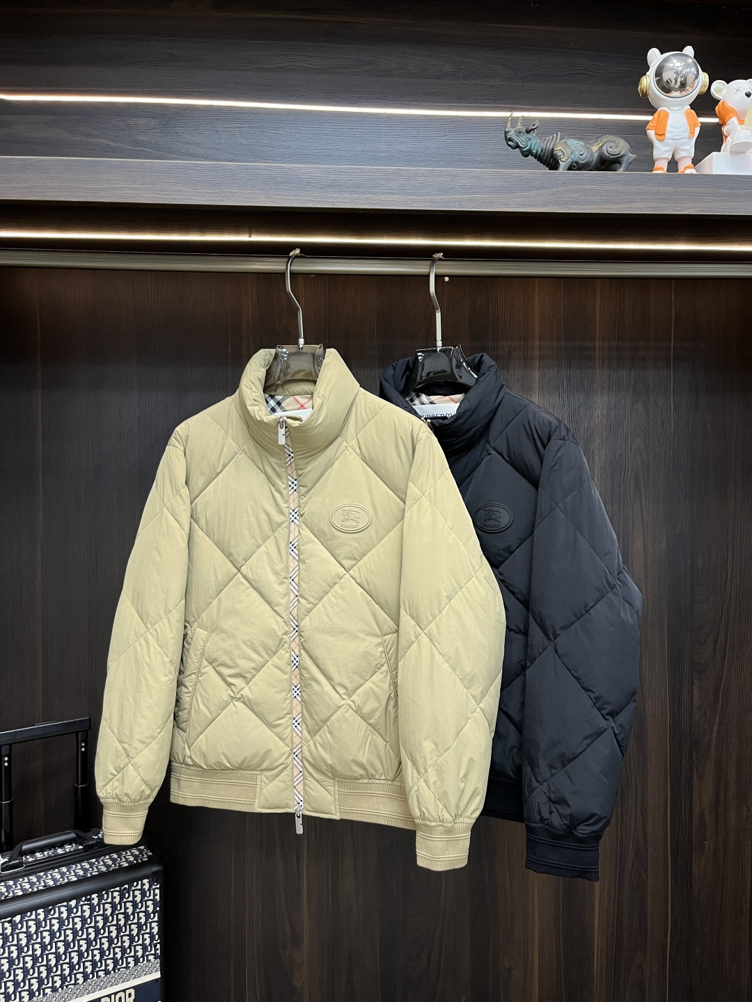 NO:614938,Mainly recommend down Burberry premium down jacket 2025 latest fashion designer down jacket down jacket new stand collar down jacket, 90 white goose down filling, every detail shows craftsmanship, enough advanced structural tailoring design changes to show men's diverse image changes, slim and neat, tailored to meet the current popular multi-layered wear, versatile style for life, size M-3XL H2025 new release,, burberry, burberry, jackets  & coats,down jacket,alexander wang19860909主推羽绒 Burberry 巴宝莉 高级羽绒服2025最新款时尚设计师款羽绒外套 羽绒服新款立领羽绒外套,90白鹅绒填充,处处细节显工艺足够的高级结构性剪裁的设计改变来展现男士多样的形象变化,修身利落、剪裁合体,满足时下正流行的多层次穿搭,生活百搭款式 码数M-3XL H2025新款首发,,burberry,burberry,jackets & coats,down jacket,alexander wang,Men's clothing