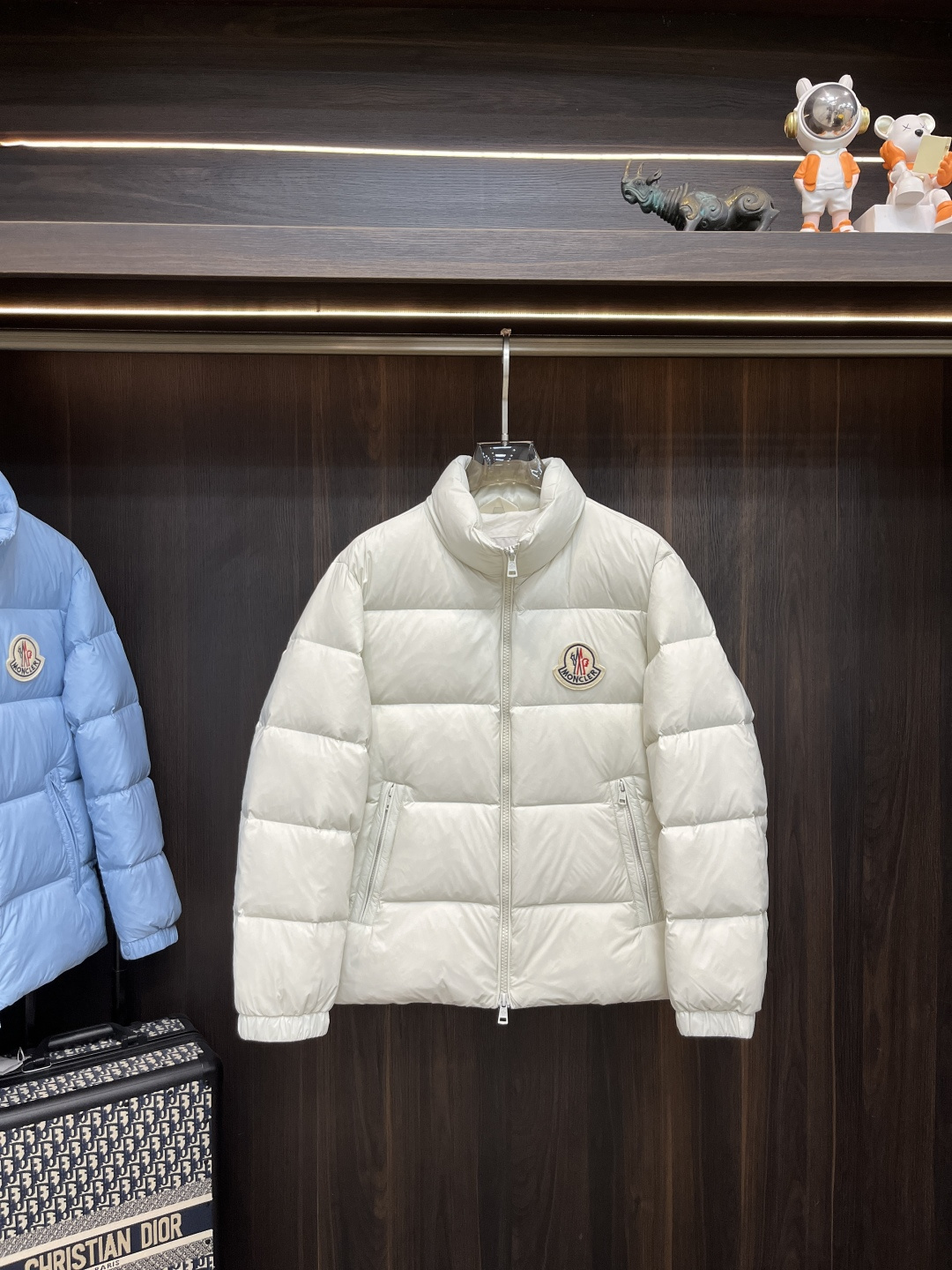 NO:614943,Mainly recommended down Moncler high-end down jacket 2025 latest fashion designer down jacket New stand-collar down jacket, 90 white goose down filling, every detail shows craftsmanship. Sufficient advanced structural tailoring design changes to show men's diverse image changes, slim and neat, tailored to meet the current popular multi-layered outfits, life versatile style Size M-3XL H2025 new launch, Moncler, jackets & coats, down  jacket,alexander wang19860909主推羽绒 Moncler 蒙口高级羽绒服2025最新款时尚设计师款羽绒外套 羽绒服新款立领羽绒外套,90白鹅绒填充,处处细节显工艺足够的高级结构性剪裁的设计改变来展现男士多样的形象变化,修身利落、剪裁合体,满足时下正流行的多层次穿搭,生活百搭款式 码数M-3XL H2025新款首发,,Moncler,jackets & coats,down jacket,alexander wang,Men's clothing