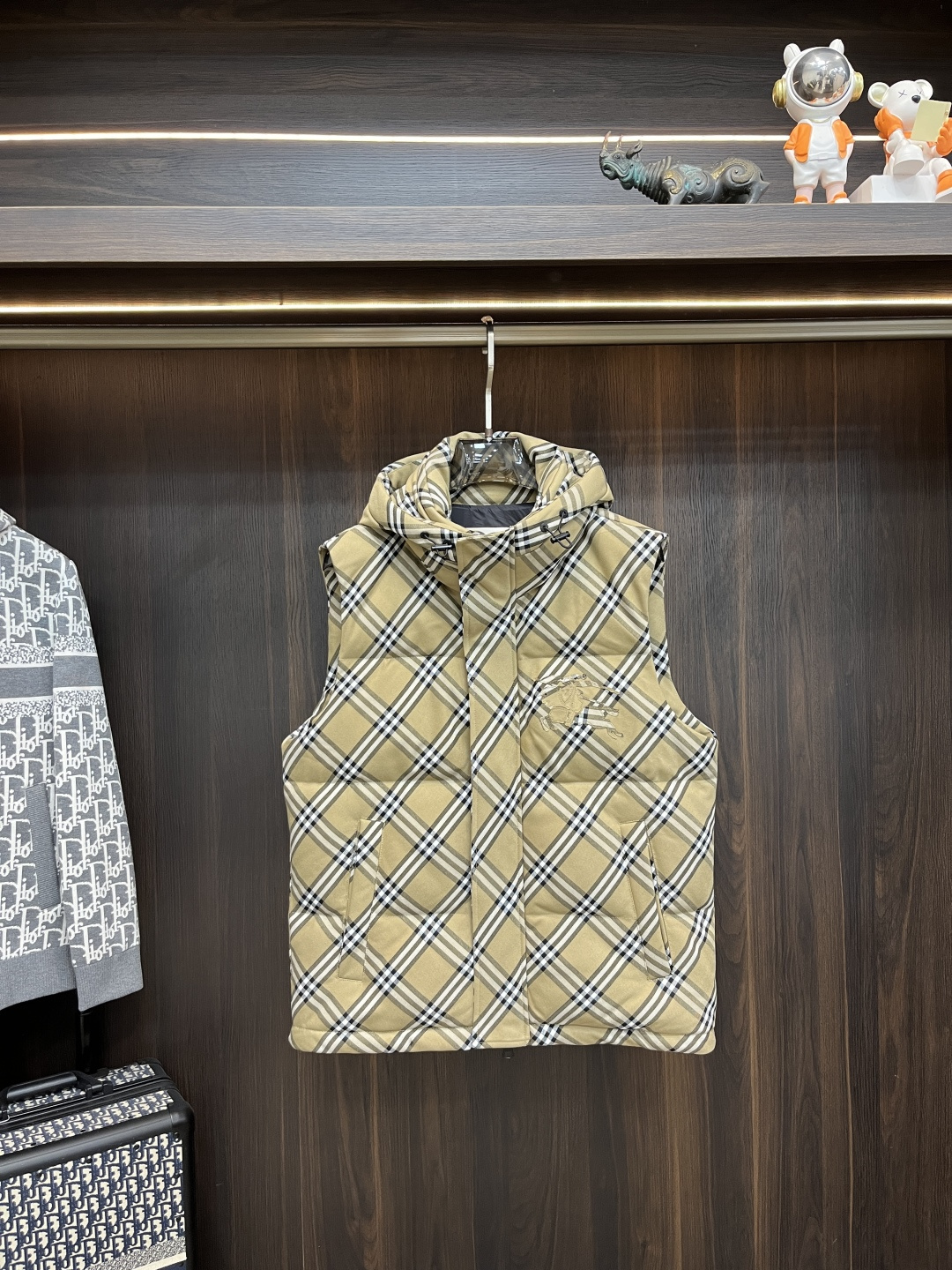 NO:614948,Mainly recommend down Burberry premium down vest 2025 latest fashion designer down jacket down jacket new hooded down jacket, 90 white goose down filling, every detail shows craftsmanship, enough advanced structural tailoring design changes to show men's diverse image changes, slim and neat, tailored to meet the current popular multi-layered wear, versatile style in life, size M-3XL  H2025 new style debut,,burberry,burberry,jackets & coats,down jacket,hats,alexander wang19860909主推羽绒 Burberry 巴宝莉 高级羽绒马甲2025最新款时尚设计师款羽绒外套 羽绒服新款连帽羽绒外套,90白鹅绒填充,处处细节显工艺足够的高级结构性剪裁的设计改变来展现男士多样的形象变化,修身利落、剪裁合体,满足时下正流行的多层次穿搭,生活百搭款式 码数M-3XL H2025新款首发,,burberry,burberry,jackets & coats,down jacket,hats,alexander wang,Men's clothing