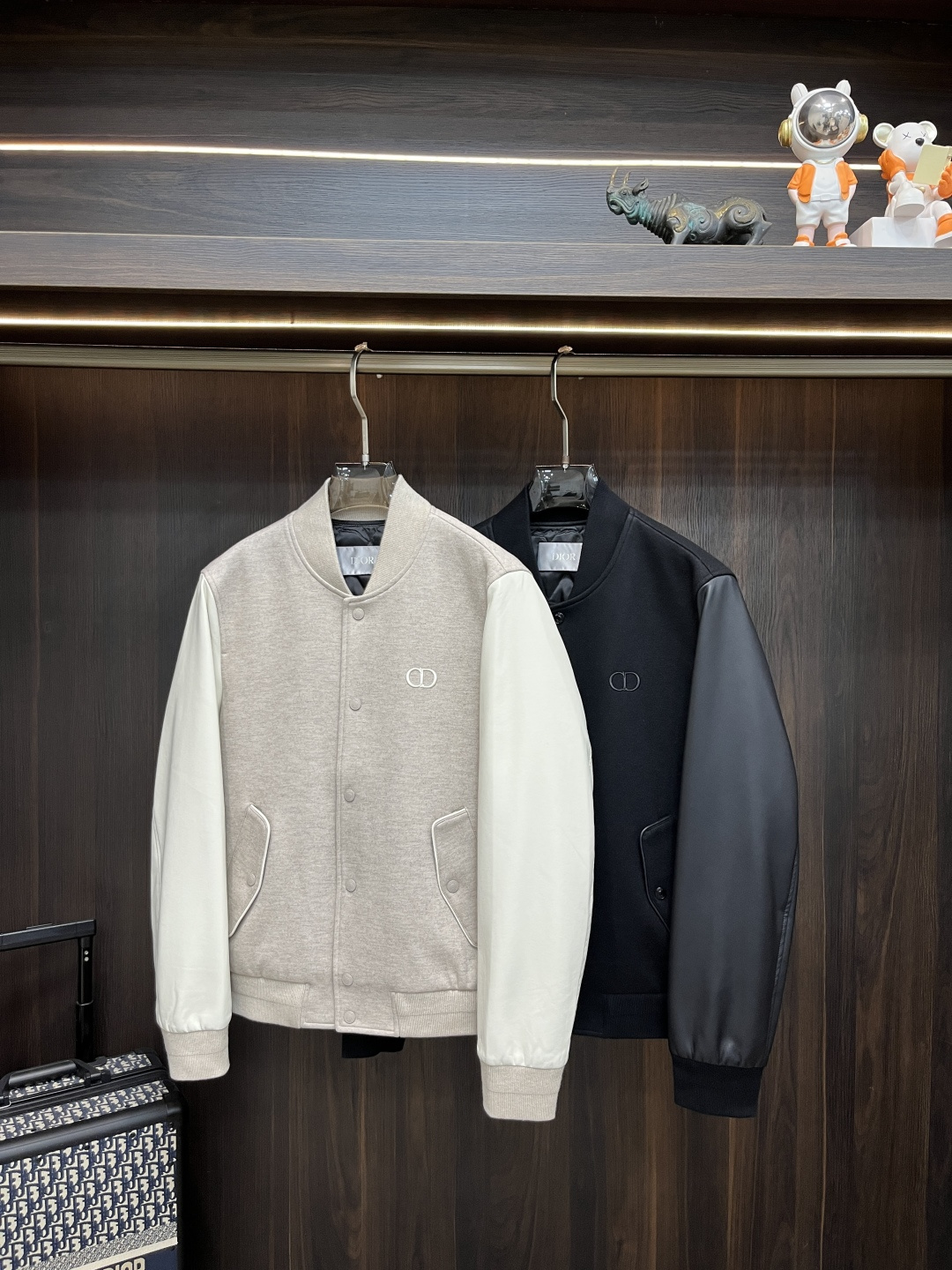 NO:614908,Mainly recommended Dior Dior high-end genuine leather splicing jacket 2025 latest fashion designer jacket. Woolen leather splicing, every detail shows craftsmanship. Sufficient advanced structural tailoring design changes to show men's diverse image changes. Slim and neat, tailored to meet the popular multi-layered wear. Versatile style for life. Size M-3XL H2025 new launch, dior, dior, jackets & coats, alexander wang19860909主推 Dior 迪奥 高级真皮拼接外套2025最新款时尚设计师外套 毛呢真皮拼接,处处细节显工艺足够的高级结构性剪裁的设计改变来展现男士多样的形象变化,修身利落、剪裁合体,满足时下正流行的多层次穿搭,生活百搭款式 码数M-3XL H2025新款首发,,dior,dior,jackets & coats,alexander wang,Men's clothing