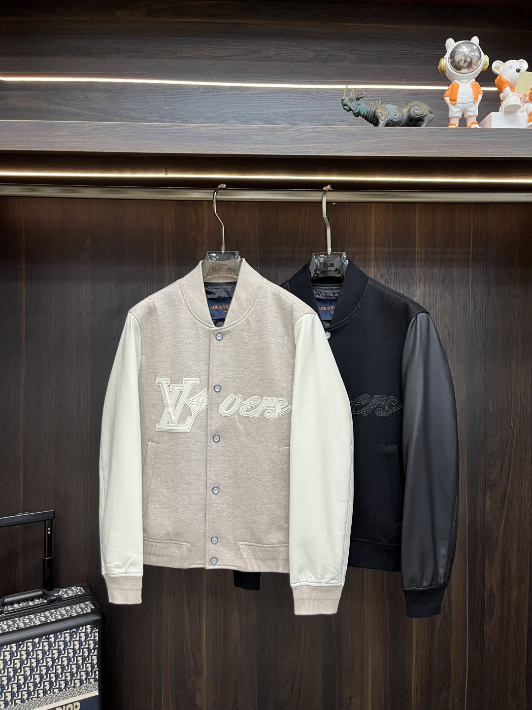 NO:614912,Mainly recommend LV Donkey brand high-end genuine leather splicing jacket 2025 latest fashion designer jacket. Woolen leather splicing, every detail shows craftsmanship. Sufficient advanced structural tailoring design changes to show men's diverse image changes. Slim and neat, tailored to meet the current popular multi-layered wear. Versatile style for life. Size M-3XL H2025 new launch, louis vuitton, louis vuitton, jackets &  coats,alexander wang19860909主推 LV 驴牌 高级真皮拼接外套2025最新款时尚设计师外套 毛呢真皮拼接,处处细节显工艺足够的高级结构性剪裁的设计改变来展现男士多样的形象变化,修身利落、剪裁合体,满足时下正流行的多层次穿搭,生活百搭款式 码数M-3XL H2025新款首发,,louis vuitton,louis vuitton,jackets & coats,alexander wang,Men's clothing