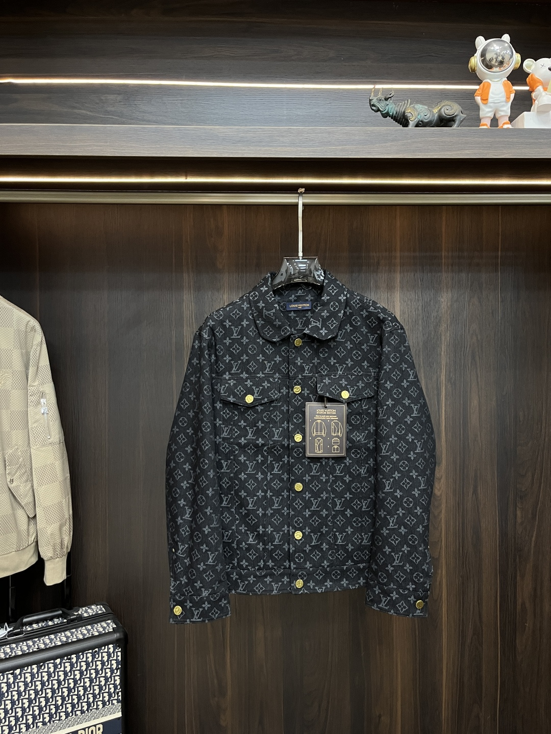 NO:614917,Mainly recommended LV Donkey brand autumn and winter high-end new coats 2025 latest fashion designer coat lapel jacquard coat, every detail shows craftsmanship, enough advanced structural tailoring design changes to show men's diverse image changes, slim and neat, tailored to meet the popular multi-layered outfits, life versatile style Size M-3XL H2025 new release, louis vuitton, louis vuitton, jackets & coats, alexander  wang19860909主推 LV 驴牌 秋冬高端新款外套2025最新款时尚设计师外套 翻领提花外套,处处细节显工艺足够的高级结构性剪裁的设计改变来展现男士多样的形象变化,修身利落、剪裁合体,满足时下正流行的多层次穿搭,生活百搭款式 码数M-3XL H2025新款首发,,louis vuitton,louis vuitton,jackets & coats,alexander wang,Men's clothing