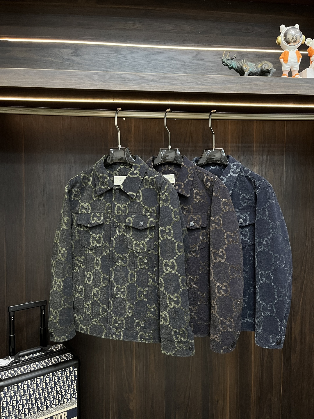 NO:614922,Mainly recommended Gucci Gucci autumn and winter high-end new coats 2025 latest fashion designer coat lapel jacquard coat, every detail shows craftsmanship, enough advanced structural tailoring design changes to show men's diverse image changes, slim and neat, tailored to meet the current popular multi-layered wear, versatile style for life, size M-3XL H2025 new launch,,gucci,gucci,jackets & coats,alexander wang19860909主推 Gucci 古驰 秋冬高端新款外套2025最新款时尚设计师外套 翻领提花外套,处处细节显工艺足够的高级结构性剪裁的设计改变来展现男士多样的形象变化,修身利落、剪裁合体,满足时下正流行的多层次穿搭,生活百搭款式 码数M-3XL H2025新款首发,,gucci,gucci,jackets & coats,alexander wang,Men's clothing