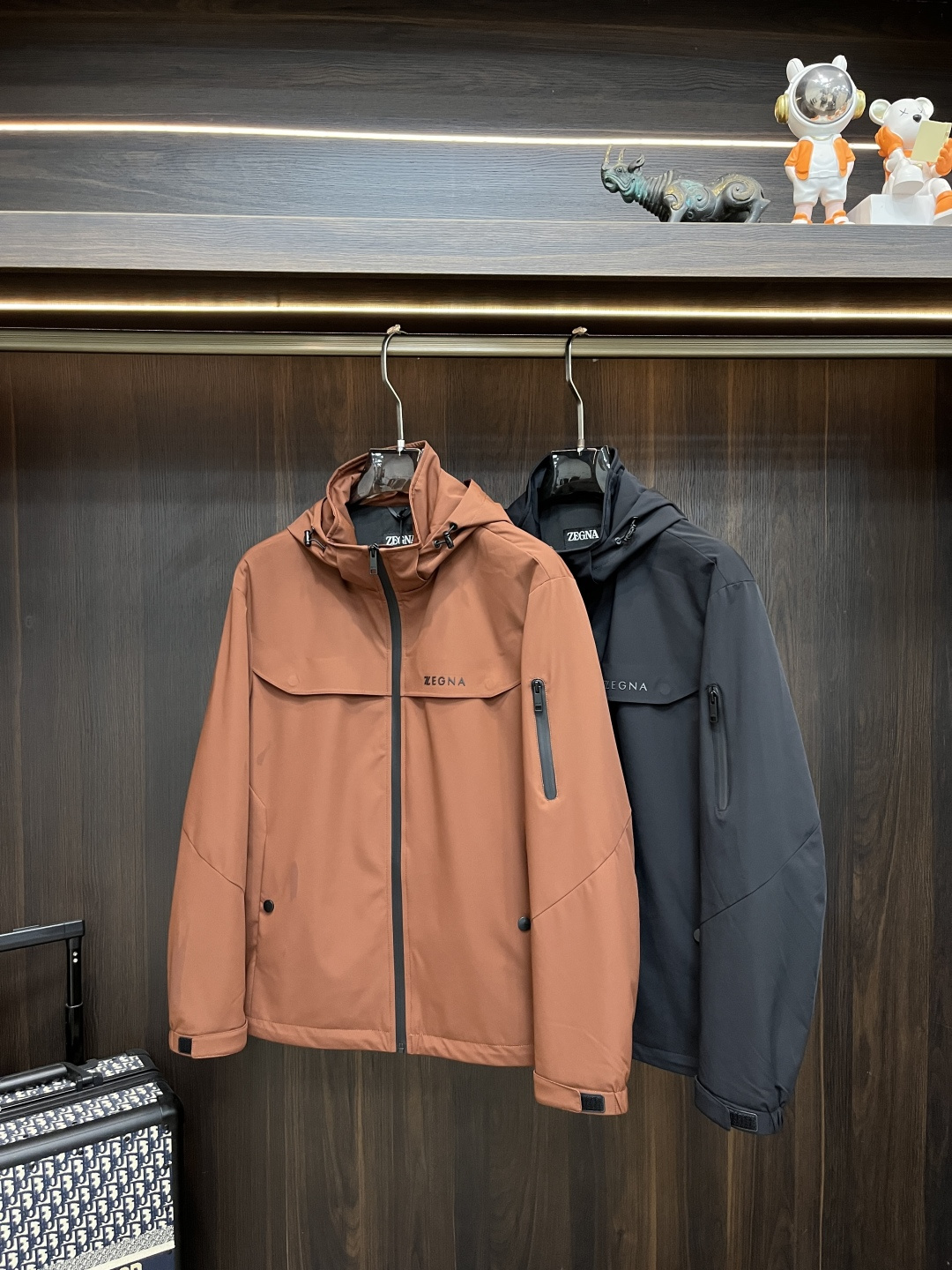 NO:614927,Mainly recommended Zegna Zegna autumn and winter high-end new jacket 2025 latest fashion designer jacket hooded quilted jacket, every detail shows craftsmanship, enough advanced structural tailoring design changes to show men's diverse image changes, slim fit, tailoring, to meet the current popular multi-layered wear, versatile style for life, code size M-3XL H2025 new launch,,zegna,jackets & coats,hats,alexander wang19860909主推 Zegna 杰尼亚 秋冬高端新款外套2025最新款时尚设计师外套 连帽夹棉外套处处细节显工艺足够的高级结构性剪裁的设计改变来展现男士多样的形象变化,修身利落、剪裁合体,满足时下正流行的多层次穿搭,生活百搭款式 码数M-3XL H2025新款首发,,zegna,jackets & coats,hats,alexander wang,Men's clothing