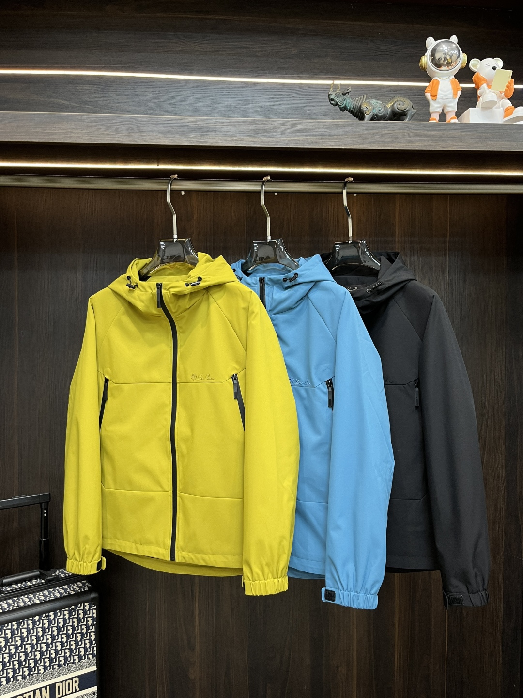 NO:614932,Mainly recommended LP autumn and winter high-end new jackets 2025 latest fashion designer jackets. The hooded quilted jacket has every detail showing craftsmanship. The design changes are enough advanced structural tailoring to show men's diverse image changes. They are slim and neat, and tailored to meet the popular multi-layered outfits. Versatile style for life. Size M-3XL H2025 new model launch, loro piana, jackets & coats, hats, alexander wang19860909主推 LP 秋冬高端新款外套2025最新款时尚设计师外套 连帽夹棉外套处处细节显工艺足够的高级结构性剪裁的设计改变来展现男士多样的形象变化,修身利落、剪裁合体,满足时下正流行的多层次穿搭,生活百搭款式 码数M-3XL H2025新款首发,,loro piana,jackets & coats,hats,alexander wang,Men's clothing