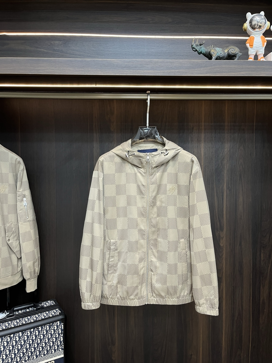 NO:614937,Mainly recommend LV Donkey brand autumn and winter high-end new jackets 2025 latest fashion designer jackets. The details of the hooded quilted jacket show craftsmanship. Sufficient advanced structural tailoring design changes to show men's diverse image changes. Slim and neat, tailored to meet the popular multi-layered outfits. Versatile style for life. Size M-3XL H2025 new release, louis vuitton, louis vuitton, jackets &  coats,hats,alexander wang19860909主推 LV 驴牌 秋冬高端新款外套2025最新款时尚设计师外套 连帽夹棉外套处处细节显工艺足够的高级结构性剪裁的设计改变来展现男士多样的形象变化,修身利落、剪裁合体,满足时下正流行的多层次穿搭,生活百搭款式 码数M-3XL H2025新款首发,,louis vuitton,louis vuitton,jackets & coats,hats,alexander wang,Men's clothing