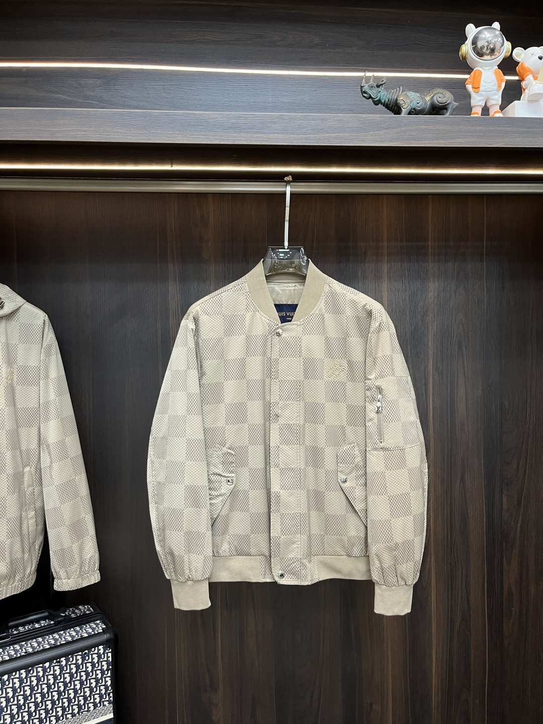 NO:614947,Mainly recommend LV Donkey brand autumn and winter high-end new jackets 2025 latest fashion designer jackets. Baseball collared cotton jackets are full of details and craftsmanship. Sufficient advanced structural tailoring design changes to show men's diverse image changes. Slim and neat, tailored to meet the current popular multi-layered outfits. Versatile style for life. Size M-3XL H2025 new model launch,, louis vuitton, louis vuitton, jackets & coats, alexander wang19860909主推 LV 驴牌 秋冬高端新款外套2025最新款时尚设计师外套 棒球领夹棉外套处处细节显工艺足够的高级结构性剪裁的设计改变来展现男士多样的形象变化,修身利落、剪裁合体,满足时下正流行的多层次穿搭,生活百搭款式 码数M-3XL H2025新款首发,,louis vuitton,louis vuitton,jackets & coats,alexander wang,Men's clothing