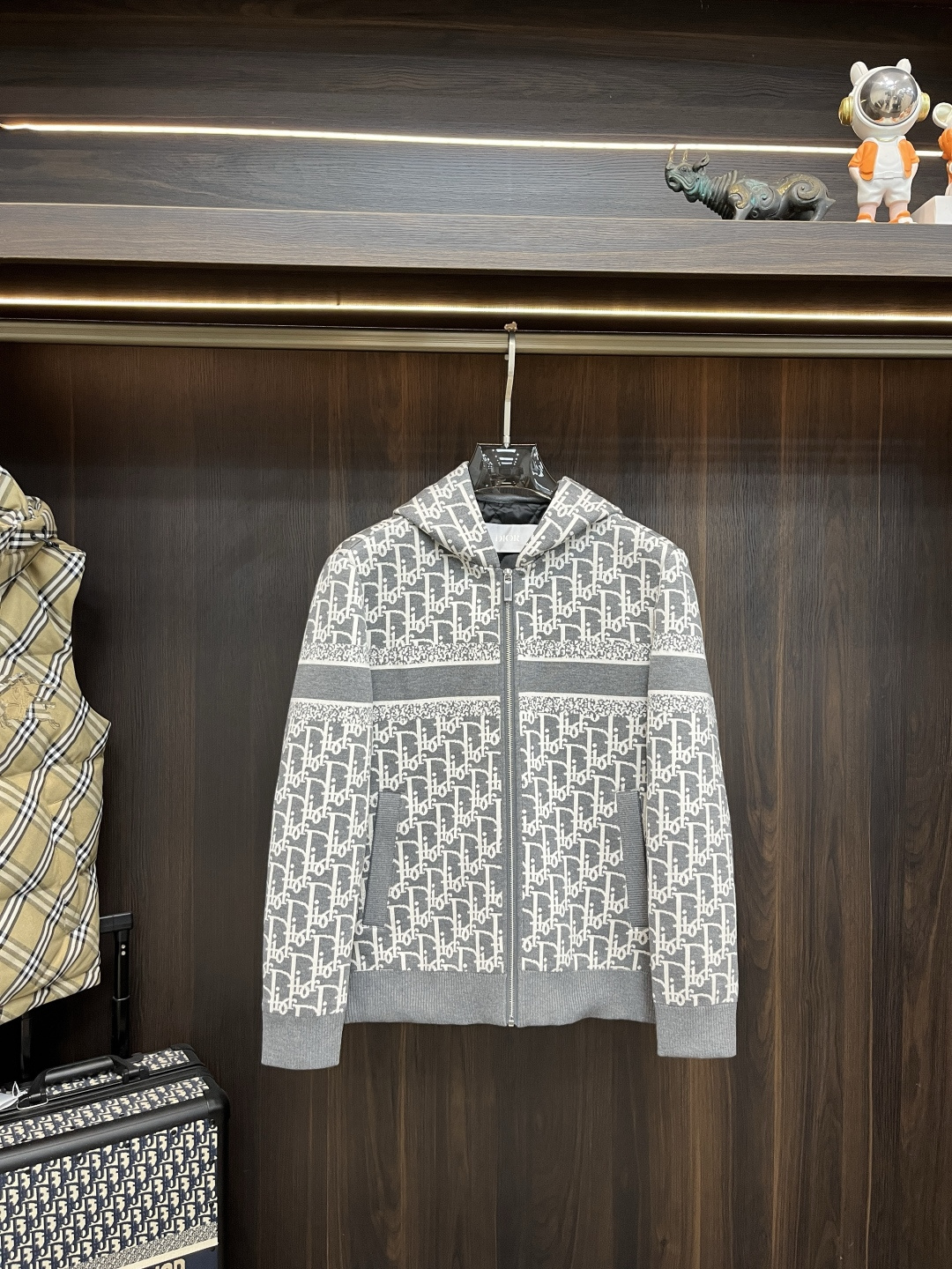 NO:614951,Mainly recommended Dior Dior autumn and winter high-end new jacket 2025 latest fashion designer jacket hooded quilted jacket, every detail shows craftsmanship, enough advanced structural tailoring design changes to show men's diverse image changes, slim and neat, tailored to meet the current popular multi-layered wear, life versatile style Size M-3XL H2025 new release, dior, dior, jackets & coats, hats, alexander wang19860909主推 Dior 迪奥 秋冬高端新款外套2025最新款时尚设计师外套 连帽夹棉外套处处细节显工艺足够的高级结构性剪裁的设计改变来展现男士多样的形象变化,修身利落、剪裁合体,满足时下正流行的多层次穿搭,生活百搭款式 码数M-3XL H2025新款首发,,dior,dior,jackets & coats,hats,alexander wang,Men's clothing