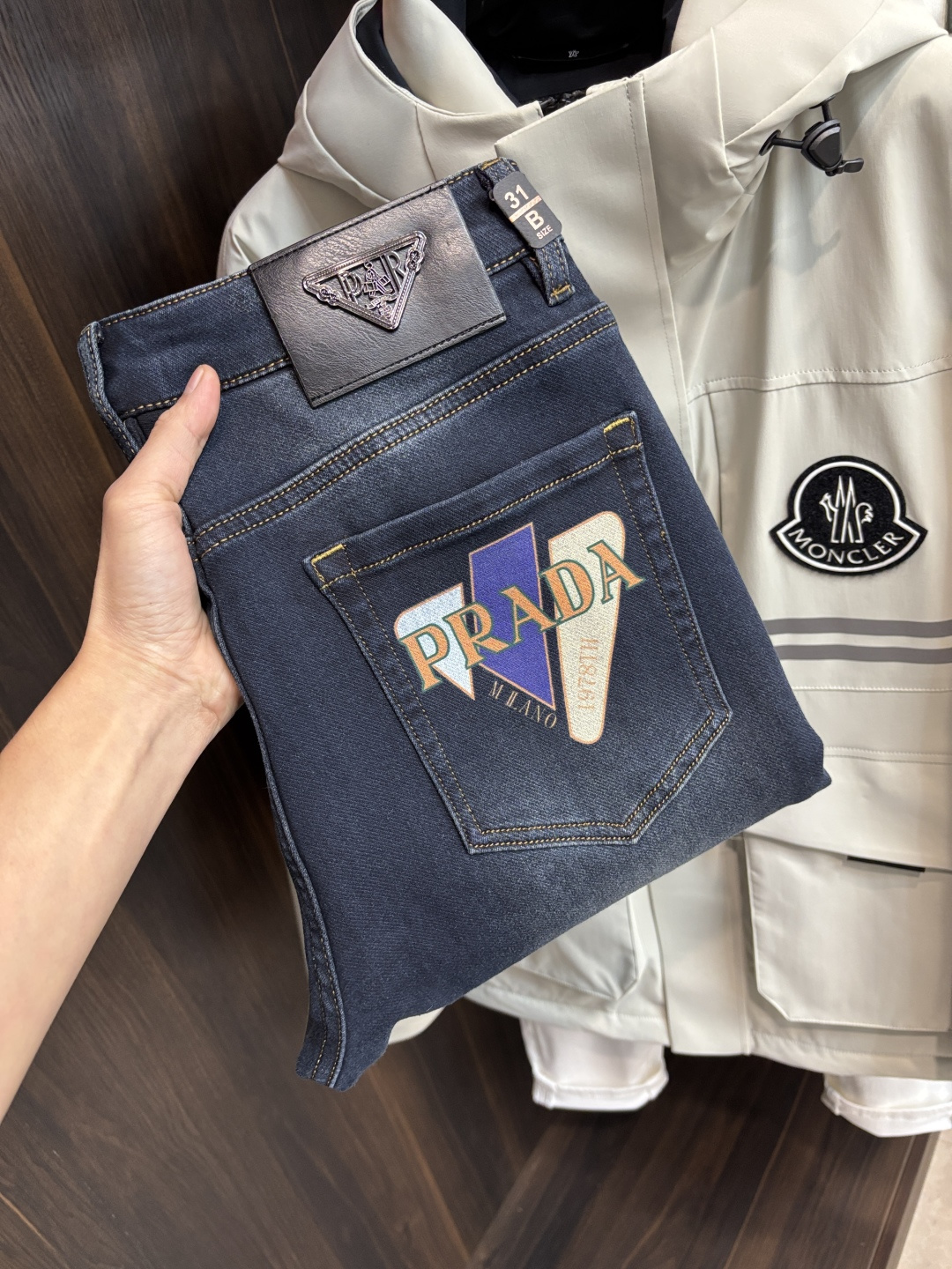 NO:625624,Mainly recommended Prada Prada exclusively provides new trendy men's fashionable casual jeans, high-end European original trousers, trendy fashionable casual trousers with high breathability and comfort, impeccable details, brand element design concept, reflecting high quality. Presenting casual tailoring, the upper body shape is awesome!  Code number 29-38 (no 35 37) H2025 new model debut,, prada, prada, jeans, alexander wang19860909主推 Prada 普拉达 独家专供新款潮男时尚休闲牛仔裤,高端欧版原单裤子,潮流时尚休闲裤子 透气舒适度高,细节无可挑剔,品牌元素设计理念,体现高品质.呈现休闲裁剪,上身版型超赞！ 码数29-38（无35 37） H2025新款首发,,prada,prada,jeans,alexander wang,Men's clothing