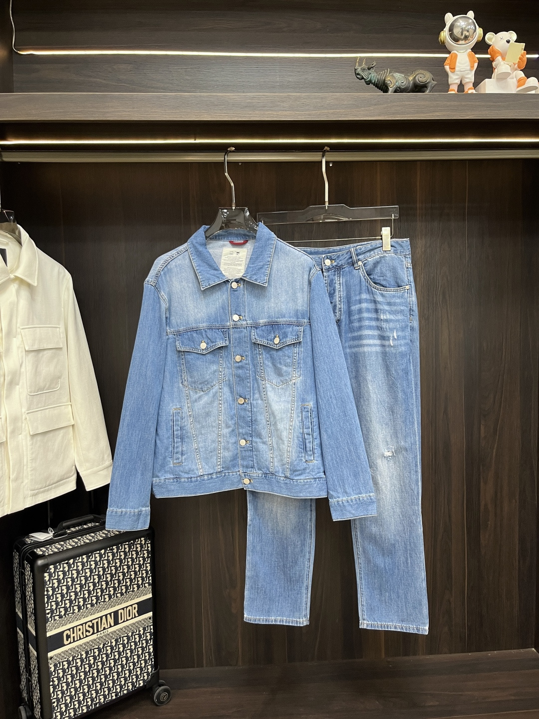 NO:645834,Mainly recommended clothes and trousers, the latest fashion designer jacket BC denim jacket and trousers suit, can be worn alone, every detail shows craftsmanship, and the design changes of advanced structural tailoring are enough to show the diverse image changes of men. The slim fit and tailored fit meet the current popular multi-layered outfits and are versatile styles for life!  Color denim blue Size S-XL H new model first release, jackets & coats, alexander wang19860909主推衣服 裤子 最新款时尚设计师款外套BC 牛仔外套长裤套装,可单出,处处细节显工艺足够的高级结构性剪裁的设计改变来展现男士多样的形象变化,修身利落、剪裁合体,满足时下正流行的多层次穿搭,生活百搭款式！ 颜色牛仔蓝 码数S-XL H新款首发,,jackets & coats,alexander wang,Men's clothing