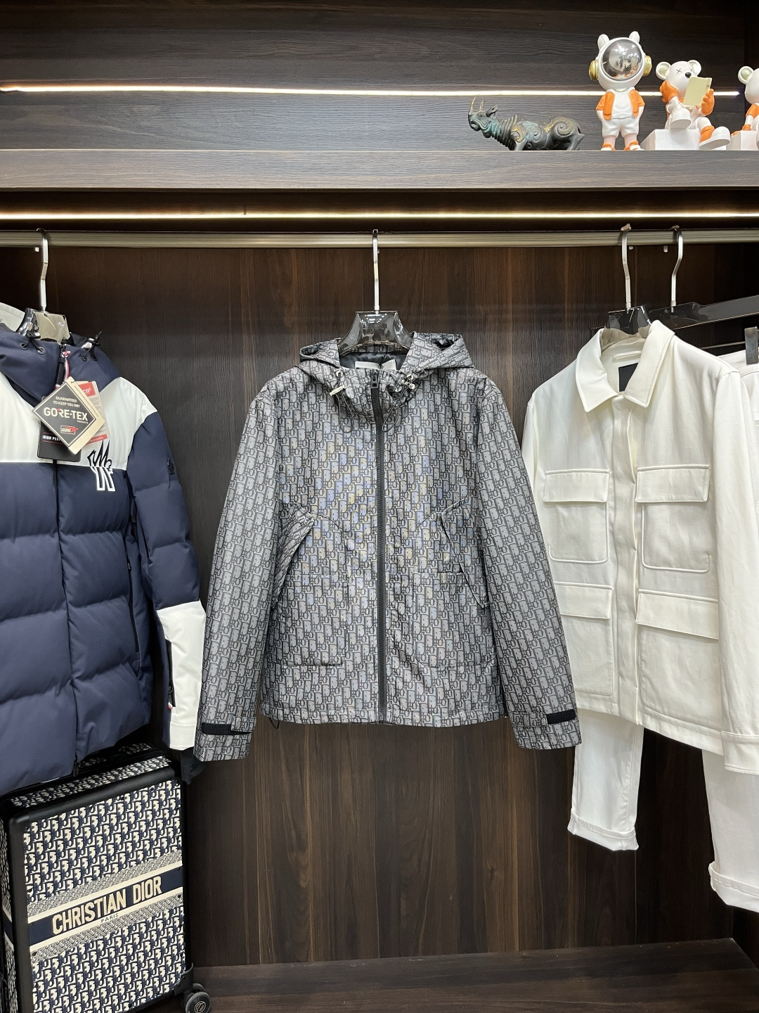 NO:645827,The main recommendation is Dior's latest fashion designer jacket, the Dior windproof jacket. Every detail shows craftsmanship and the design changes are enough advanced structural tailoring to show the diverse image changes of men. It is slim and neat, and the tailoring is well-fitting. It meets the current popular multi-layered outfits and is a versatile style for life!  Color single color Size S-XL H new model debut, dior, dior, jackets & coats, alexander wang19860909主推 Dior 最新款时尚设计师款外套迪奥防风外套,处处细节显工艺足够的高级结构性剪裁的设计改变来展现男士多样的形象变化,修身利落、剪裁合体,满足时下正流行的多层次穿搭,生活百搭款式！ 颜色单色 码数S-XL H新款首发,,dior,dior,jackets & coats,alexander wang,Men's clothing