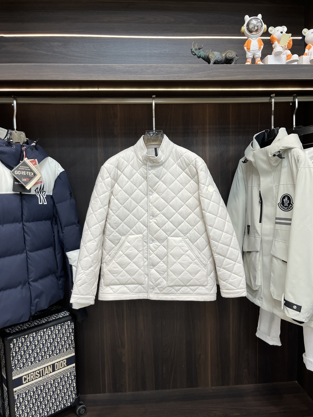 NO:645847,The main recommendation is Noncler's latest fashion designer jacket, a cotton-padded jacket. Every detail shows craftsmanship, and the design changes are enough high-end structural tailoring to show men's diverse image changes. They are slim and neat, and tailored to meet the current popular multi-layered outfits and versatile styles for life!  Color blue white Size S-XL H new model first release,,Moncler,jackets & coats,alexander wang19860909主推 Noncler 最新款时尚设计师款外套蒙口棉衣外套,处处细节显工艺足够的高级结构性剪裁的设计改变来展现男士多样的形象变化,修身利落、剪裁合体,满足时下正流行的多层次穿搭,生活百搭款式！ 颜色蓝色 白色 码数S-XL H新款首发,,Moncler,jackets & coats,alexander wang,Men's clothing