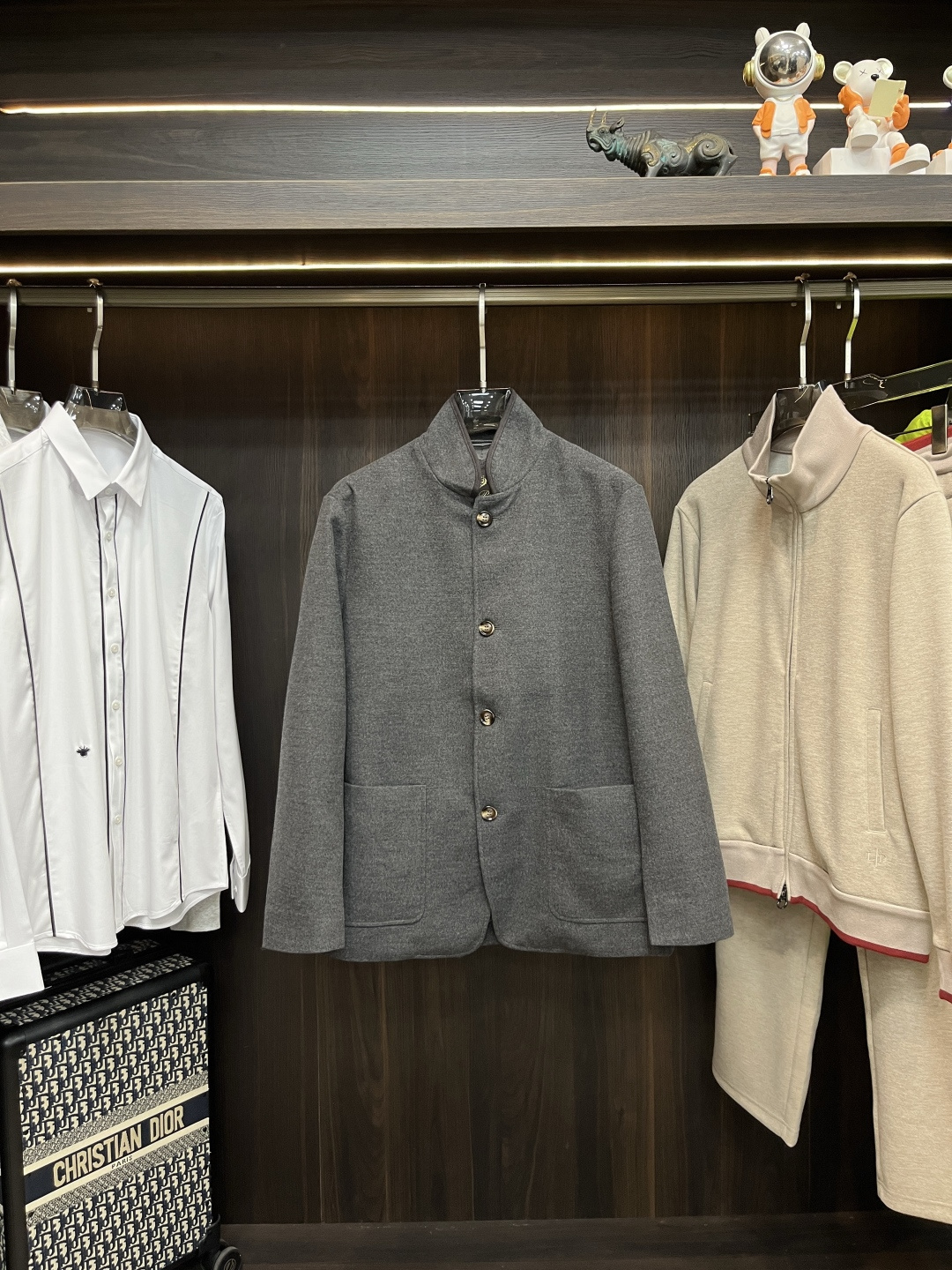 NO:645853,The main recommendation is LP's latest fashion designer jacket, LP wool jacket. Every detail shows craftsmanship and the design changes of advanced structural tailoring are enough to show men's diverse image changes. It has a neat slim fit and well-fitting tailoring. It meets the current popular multi-layered outfits and is a versatile style for life!  Color Burgundy Khaki Size S-XL H New model debut,,loro piana,jackets & coats,alexander wang19860909主推 LP 最新款时尚设计师款外套LP羊毛外套,处处细节显工艺足够的高级结构性剪裁的设计改变来展现男士多样的形象变化,修身利落、剪裁合体,满足时下正流行的多层次穿搭,生活百搭款式！ 颜色酒红 卡其 码数S-XL H新款首发,,loro piana,jackets & coats,alexander wang,Men's clothing