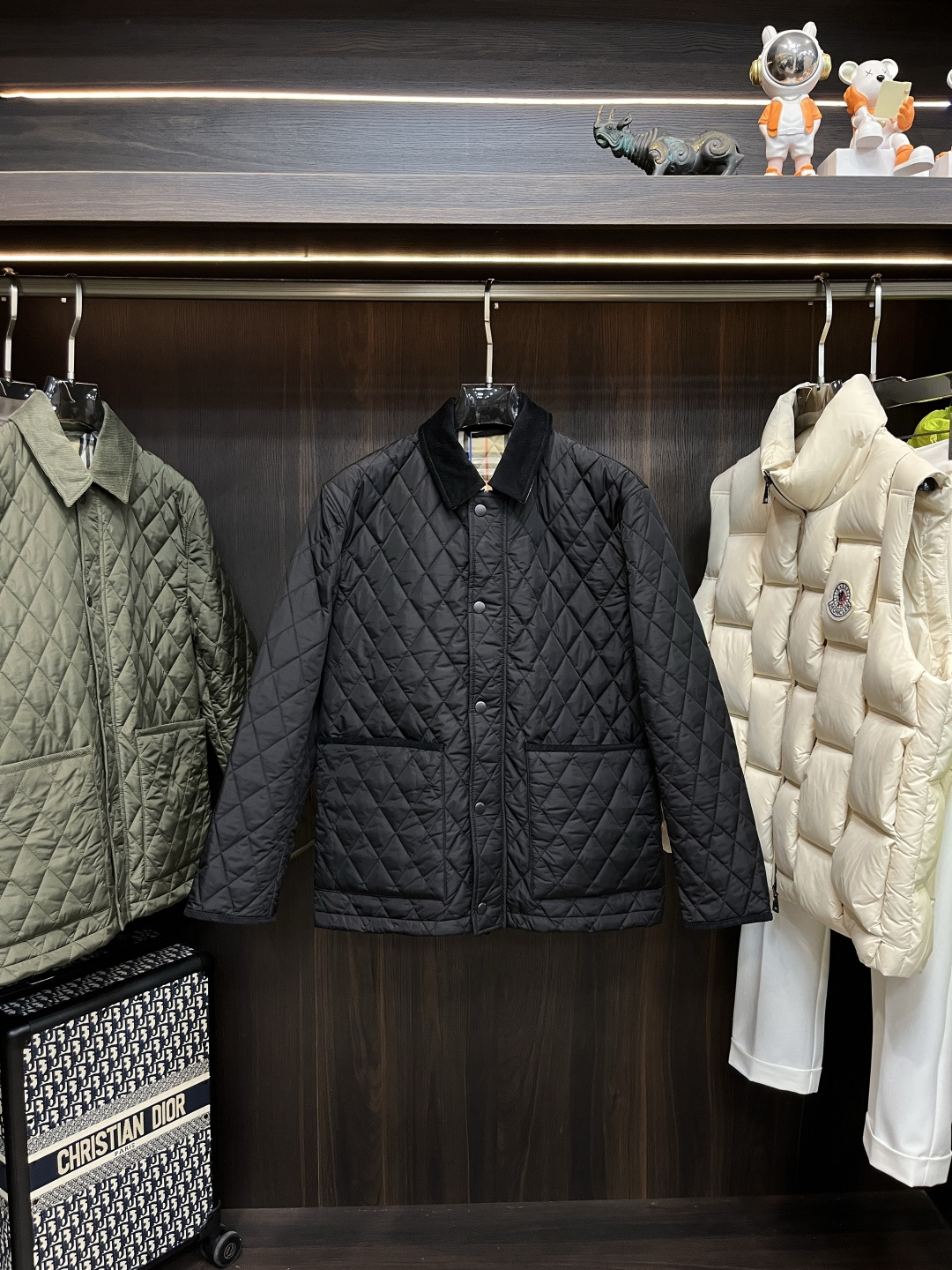 NO:645858,We mainly recommend Burberry's latest fashion designer jacket, the Burberry lapel cotton jacket. Every detail shows craftsmanship and the design changes are enough advanced structural tailoring to show men's diverse image changes. They are slim and neat, and tailored to meet the current popular multi-layered outfits and versatile styles for life!  Color black military green Size S-XL H new model debut,,burberry,burberry,jackets & coats,alexander wang19860909主推 Burberry 最新款时尚设计师款外套巴宝莉翻领棉衣外套,处处细节显工艺足够的高级结构性剪裁的设计改变来展现男士多样的形象变化,修身利落、剪裁合体,满足时下正流行的多层次穿搭,生活百搭款式！ 颜色黑色 军绿 码数S-XL H新款首发,,burberry,burberry,jackets & coats,alexander wang,Men's clothing