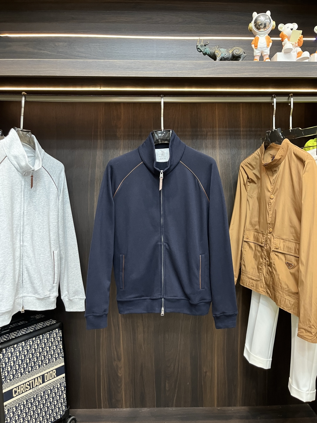 NO:645862,The main recommendation is BC's latest fashion designer jacket, the BC stand-collar jacket. Every detail shows craftsmanship and the design changes of advanced structural tailoring are enough to show men's diverse image changes. It is slim and neat, and tailored to fit the current popular multi-layered outfits. It is a versatile style for life!  Color black blue white size S-XL H new model first release, jackets & coats, alexander wang19860909主推 BC 最新款时尚设计师款外套BC立领外套,处处细节显工艺足够的高级结构性剪裁的设计改变来展现男士多样的形象变化,修身利落、剪裁合体,满足时下正流行的多层次穿搭,生活百搭款式！ 颜色黑色 蓝色 白色 码数S-XL H新款首发,,jackets & coats,alexander wang,Men's clothing