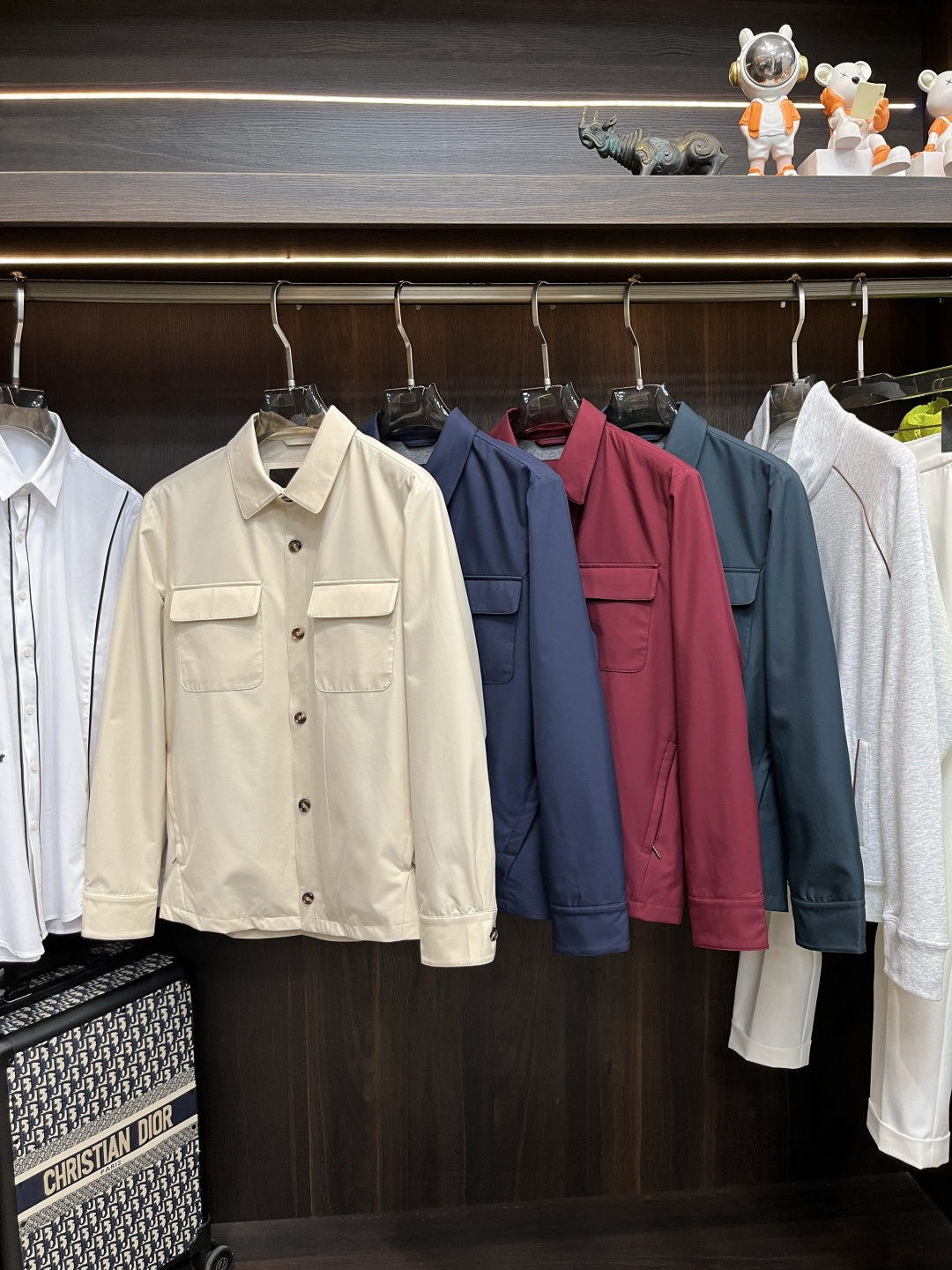 NO:623620,The main recommendation is LP's latest fashion designer jacket, the LP lapel jacket. Every detail shows the craftsmanship and the design changes of the advanced structural tailoring are enough to show the diverse image changes of men. The slim fit and tailored fit meet the current popular multi-layered outfits and are versatile styles for life!  Color khaki red blue dark green Size S-XL H new model debut, loro piana, jackets & coats, alexander wang19860909主推 LP 最新款时尚设计师款外套LP翻领外套,处处细节显工艺足够的高级结构性剪裁的设计改变来展现男士多样的形象变化,修身利落、剪裁合体,满足时下正流行的多层次穿搭,生活百搭款式！ 颜色卡其 红色 蓝色 墨绿 码数S-XL H新款首发,,loro piana,jackets & coats,alexander wang,Men's clothing