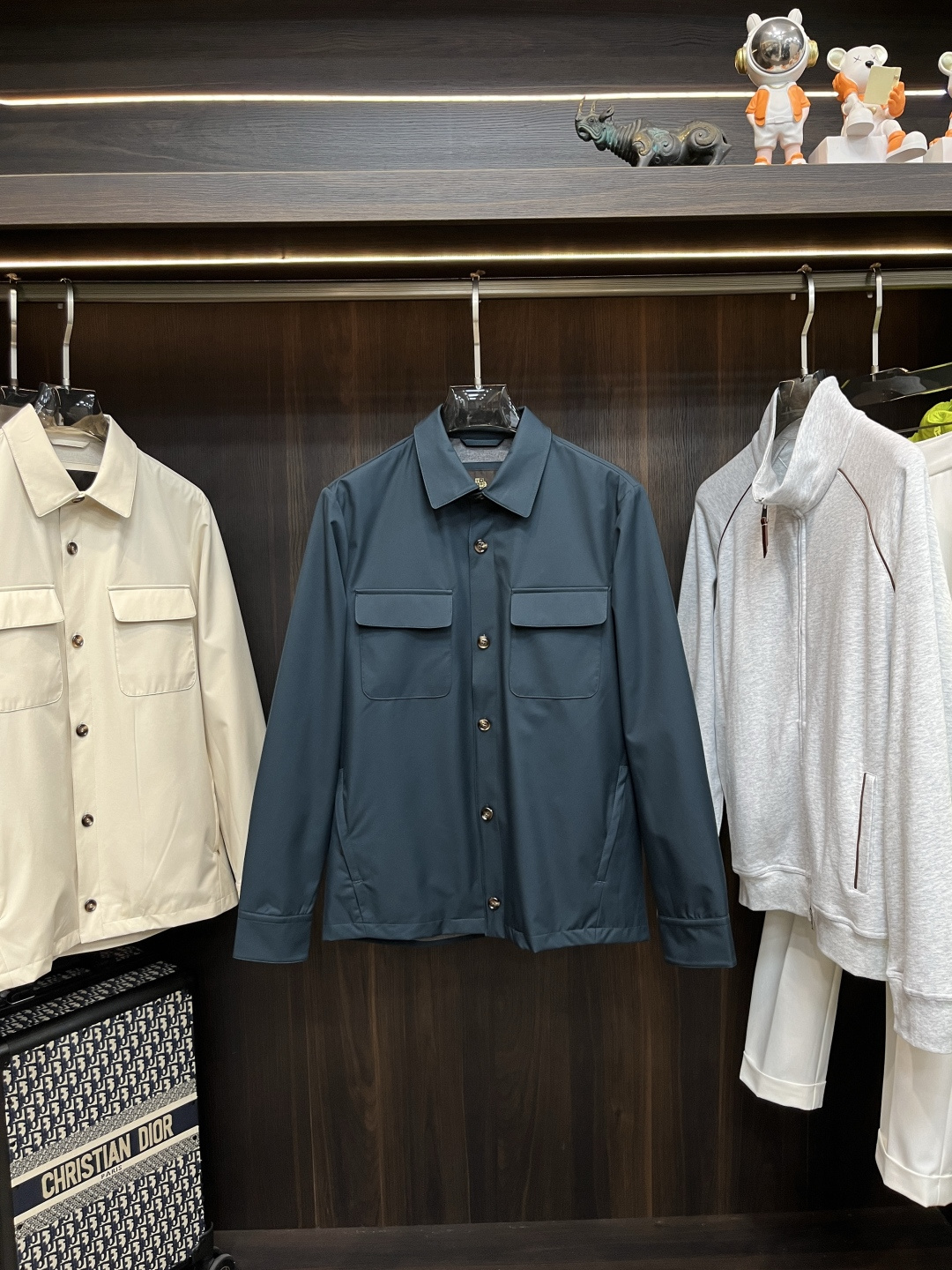 NO:623625,The main recommendation is LP's latest fashion designer jacket, the LP lapel jacket. Every detail shows the craftsmanship and the design changes of the advanced structural tailoring are enough to show the diverse image changes of men. The slim fit and tailored fit meet the current popular multi-layered outfits and are versatile styles for life!  Color: Khaki Red Blue Dark Green Size: S-XL H New first launch, LP Latest fashion designer jacket, LP lapel jacket, every detail shows craftsmanship, enough advanced structural tailoring design changes to show men's diverse image changes, slim fit, neat tailoring, to meet the current popular multi-layered wear, versatile style for life!  Color khaki red blue dark green Size S-XL H new model debut, loro piana, jackets & coats, alexander wang19860909主推 LP 最新款时尚设计师款外套LP翻领外套,处处细节显工艺足够的高级结构性剪裁的设计改变来展现男士多样的形象变化,修身利落、剪裁合体,满足时下正流行的多层次穿搭,生活百搭款式！ 颜色卡其 红色 蓝色 墨绿 码数S-XL H新款首发主推 LP 最新款时尚设计师款外套LP翻领外套,处处细节显工艺足够的高级结构性剪裁的设计改变来展现男士多样的形象变化,修身利落、剪裁合体,满足时下正流行的多层次穿搭,生活百搭款式！ 颜色卡其 红色 蓝色 墨绿 码数S-XL H新款首发,,loro piana,jackets & coats,alexander wang,Men's clothing