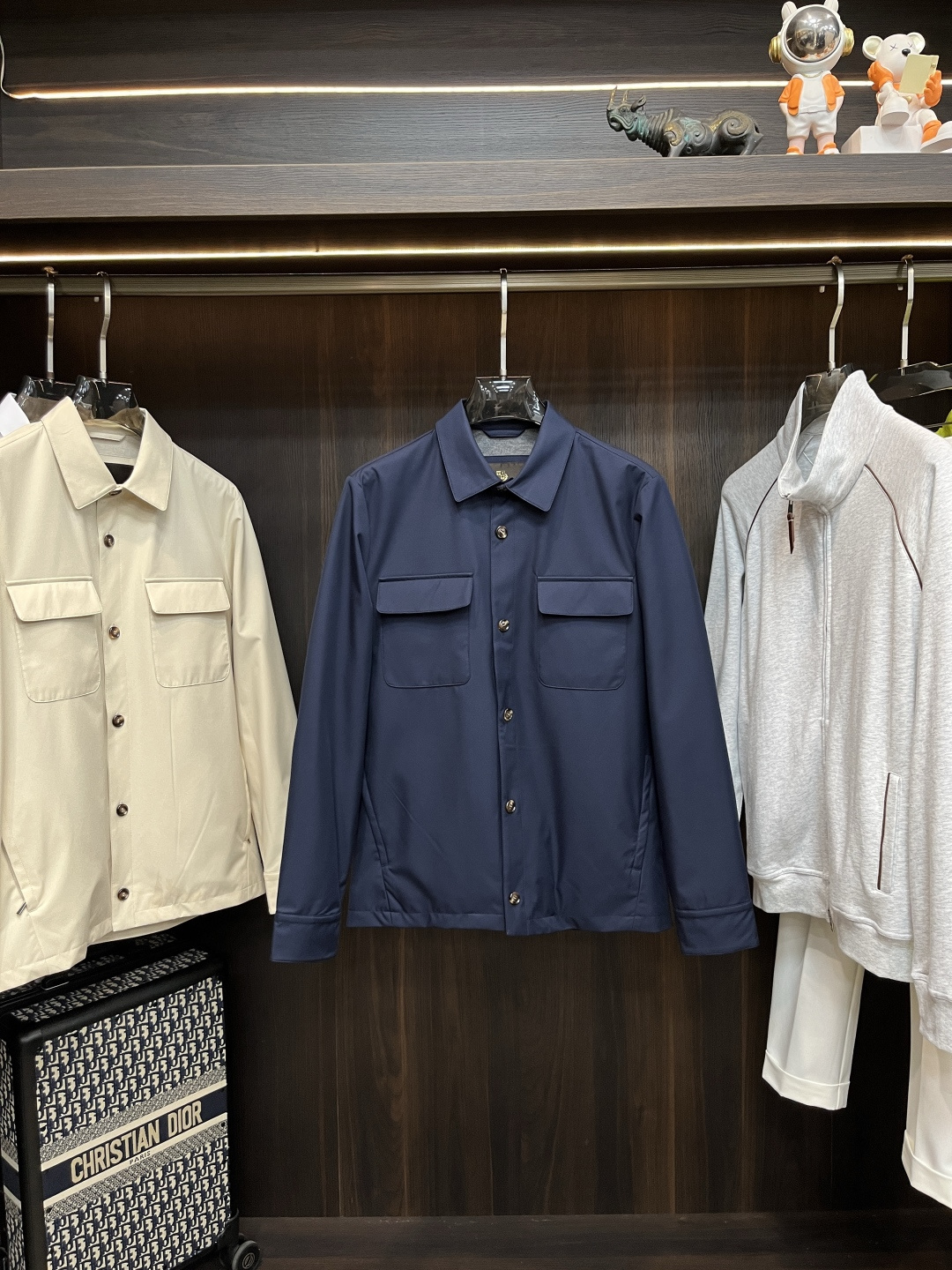 NO:623631,The main recommendation is LP's latest fashion designer jacket, the LP lapel jacket. Every detail shows the craftsmanship and the design changes of the advanced structural tailoring are enough to show the diverse image changes of men. The slim fit and tailored fit meet the current popular multi-layered outfits and are versatile styles for life!  Color khaki red blue dark green Size S-XL H new model debut, loro piana, jackets & coats, alexander wang19860909主推 LP 最新款时尚设计师款外套LP翻领外套,处处细节显工艺足够的高级结构性剪裁的设计改变来展现男士多样的形象变化,修身利落、剪裁合体,满足时下正流行的多层次穿搭,生活百搭款式！ 颜色卡其 红色 蓝色 墨绿 码数S-XL H新款首发,,loro piana,jackets & coats,alexander wang,Men's clothing